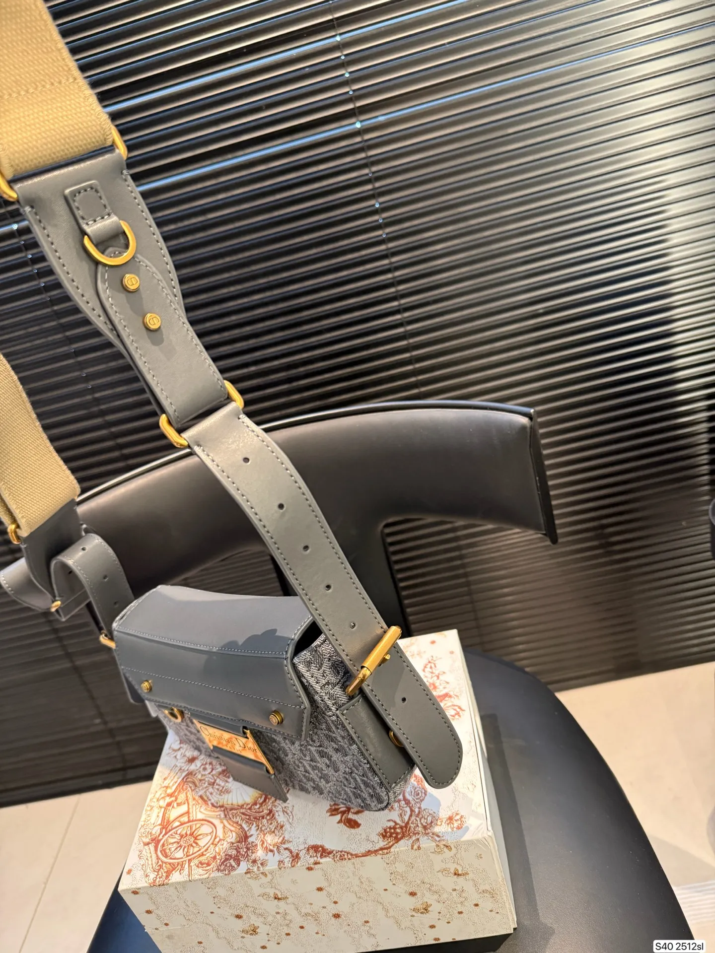 P250配折叠盒子 迪奥Dior4月新款来啦!Streetchic手袋!这款 Streetchic 手袋是二零二五春夏成衣系列新品，重新诠释经典设计可收纳1部手机、1个钱包2个卡夹太阳眼镜唇膏大大的金属牌设计有种古早的帅气朋克感!宽肩带是两侧可调节的款式让它可以实现多种背法磁扣开合方式拿取东西也很方便~简直不要太帅了!! 尺寸：23 14货号2512