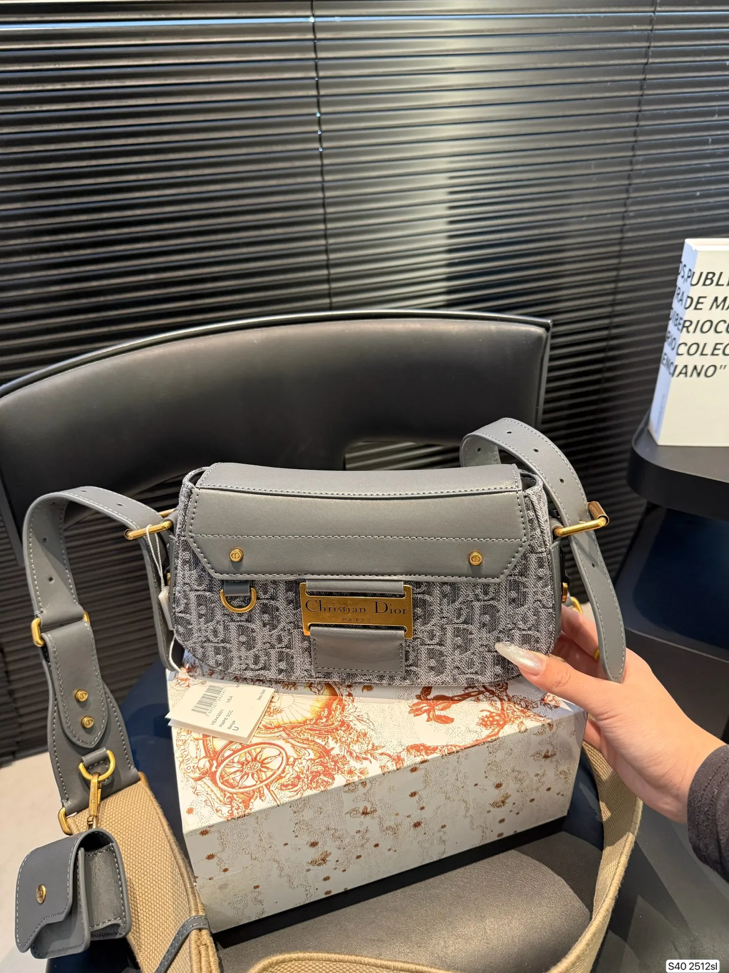 P250配折叠盒子 迪奥Dior4月新款来啦!Streetchic手袋!这款 Streetchic 手袋是二零二五春夏成衣系列新品，重新诠释经典设计可收纳1部手机、1个钱包2个卡夹太阳眼镜唇膏大大的金属牌设计有种古早的帅气朋克感!宽肩带是两侧可调节的款式让它可以实现多种背法磁扣开合方式拿取东西也很方便~简直不要太帅了!! 尺寸：23 14货号2512