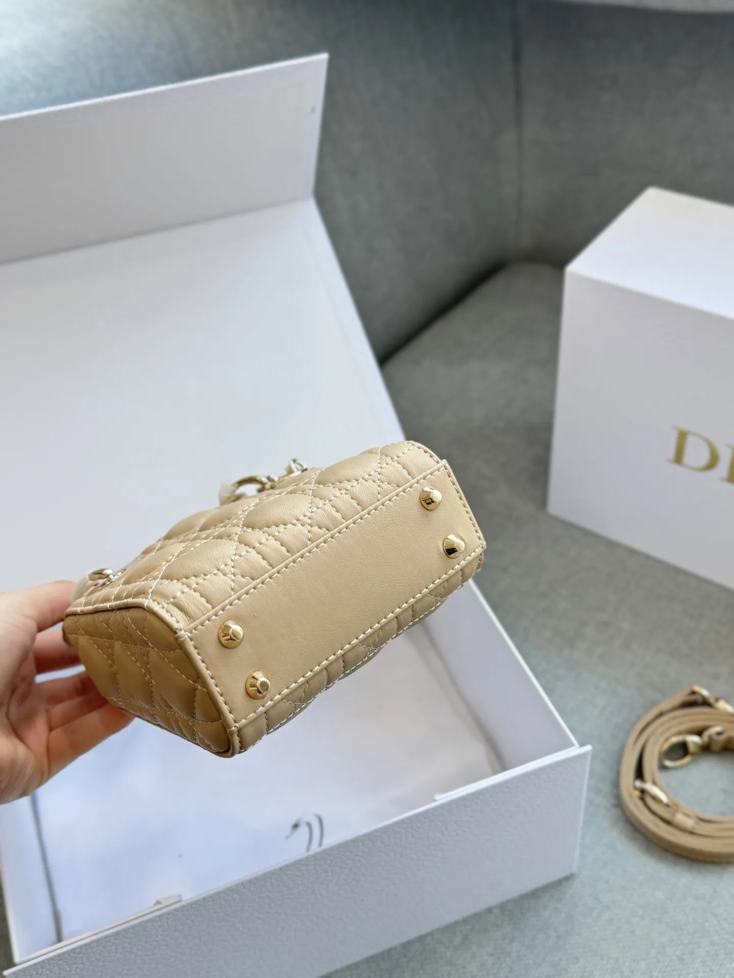 超迷你三格💰160 全套礼盒 size:12×11 DIOR迪奥 Lady Dior 藤格纹 戴妃包手提包 自带高级感, 羊皮纹戴妃的美谁懂 很精致很显气质 完全是人间富贵花本花🌹