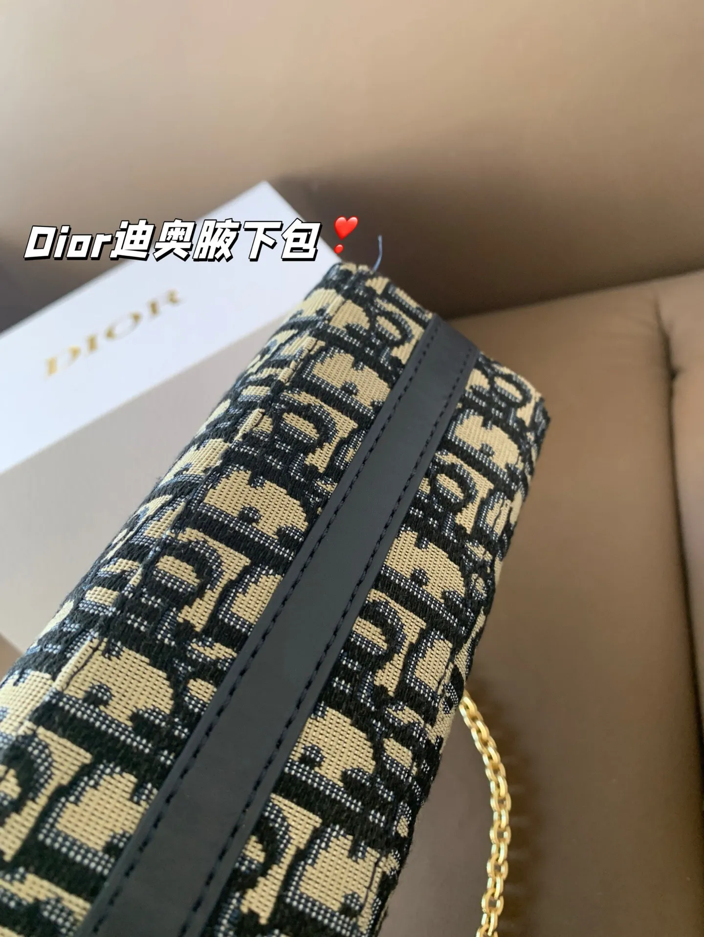 P175 配折叠盒子 Dior新款-迪奥之爱链条手袋!时尚现代而不失实用功能。CD标志，搭配一个拉链隔层，可收纳各种日常用品。百搭款式，搭配可调节、可拆卸的皮革肩带和顶部手柄，另带有可拆卸链条，可肩背或斜挎，是日常或晚装造型的理想之选。 尺寸：19*14