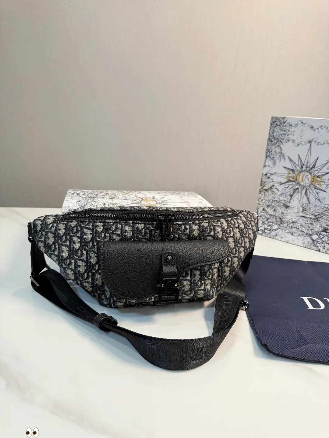 ❤️p155(礼盒包装)❤️ 巨实用巨好看的dior迪奥腰包,大爱的迪奥老花帆布链条腰包 超精致又能装,真香a!喜欢小包的妹子们看过来~老花帆布手机包!不要看着觉得容量小单单放手机三只足以!总之就是想怎么方便怎么来了! 尺寸:40.17cm