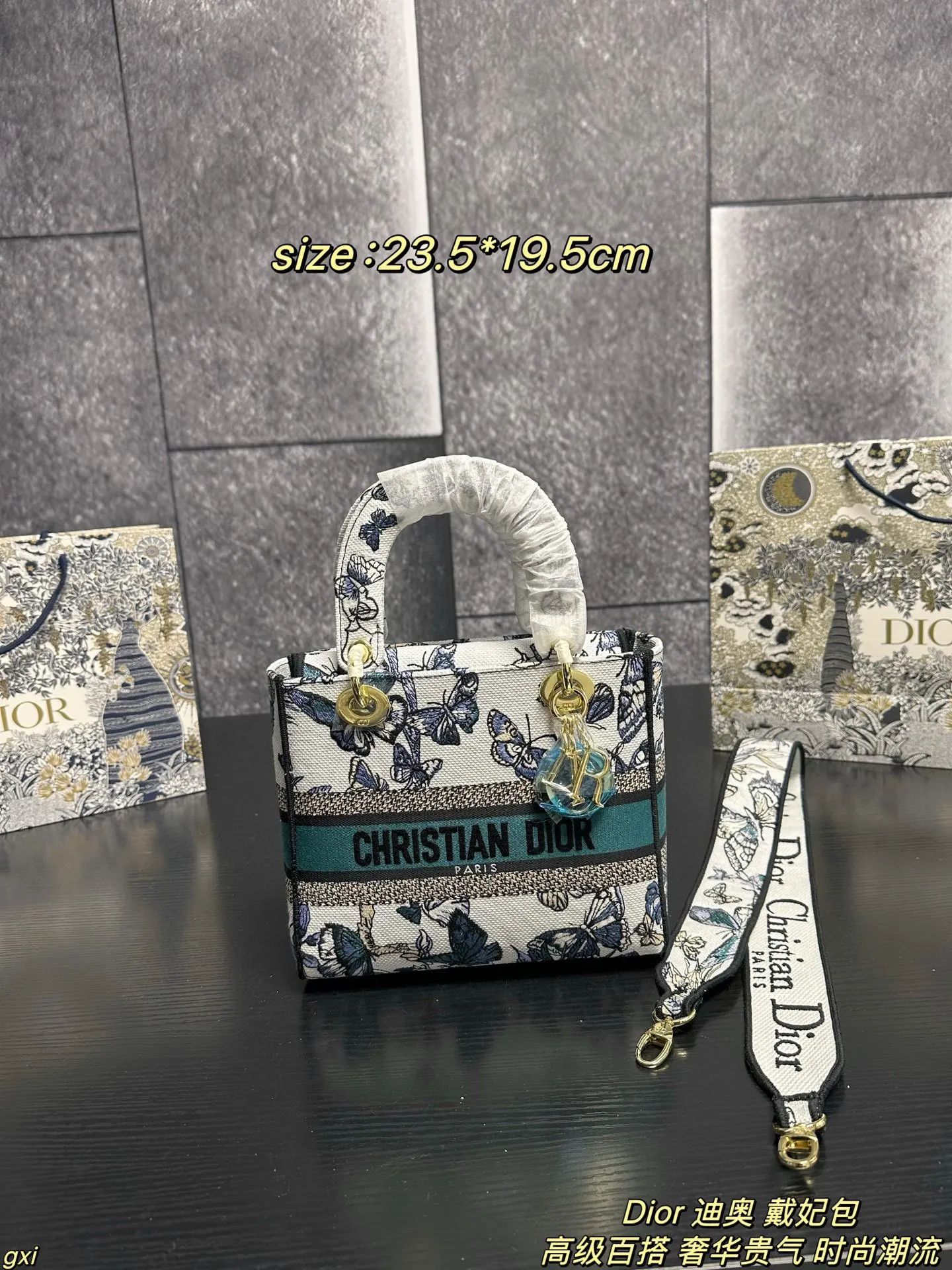 P280配盒 Dior 迪奥 戴妃包 Lady刺绣蝴蝶系列,精美的刺绣,经典的设计,让整个包非常亮眼,大容量的设计 ,凹造型神器,超级复古的,容量也是妥妥的,各种杂物往里面丢就好了,仙气满满的刺绣托特,打造轻松休闲的vibe 尺寸:23.5*19.5cm