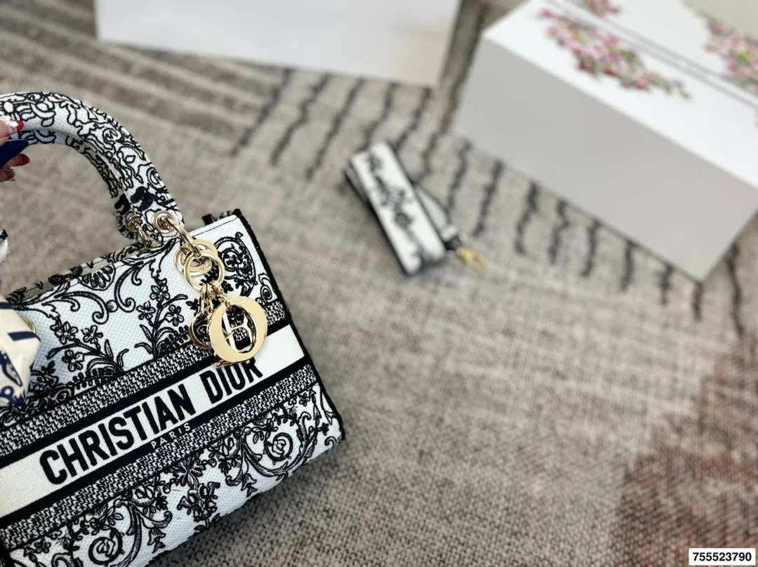 p290配礼盒 DIOR迪奥｜Lady D-Lite刺绣包 刺绣戴妃配斜挎带 D家最具有代表性的包包,拥有众多的粉丝~D家 lady D-Lite～诞生于20世纪90年代初,与戴安娜王妃有一段特殊的传奇,所以又被称为戴妃包最新款藤格纹刺绣戴妃包~精致度不止提升了一个档次开箱的仪式感~先来欣赏下视频~精致的如同艺术品这款包主打手工,每一个地方都是纯手工完成刺绣包边尤其是手柄处,感受到了吗 这款包特点全部立体感刺绣刺刺绣针数10万针以上,包包材质是意大利进口防水环保帆布 包包配有一款现在最流行的粗肩带,时尚感爆棚,休闲味道更浓郁~超百搭~容量很@,搭配翻盖设计,安全感十足 质感高级,配个大衣啥的太适合了,要有 包尺寸：24cm