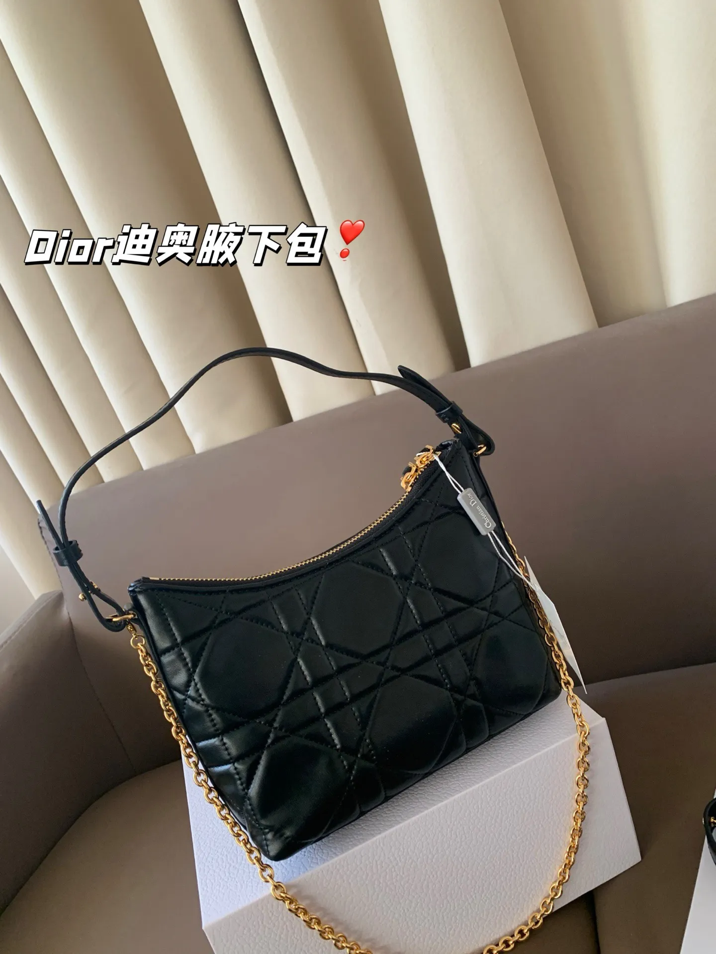 P175 配折叠盒子 Dior新款-迪奥之爱链条手袋!时尚现代而不失实用功能。CD标志,搭配一个拉链隔层,可收纳各种日常用品。百搭款式,搭配可调节、可拆卸的皮革肩带和顶部手柄,另带有可拆卸链条,可肩背或斜挎,是日常或晚装造型的理想之选。 尺寸:19*14