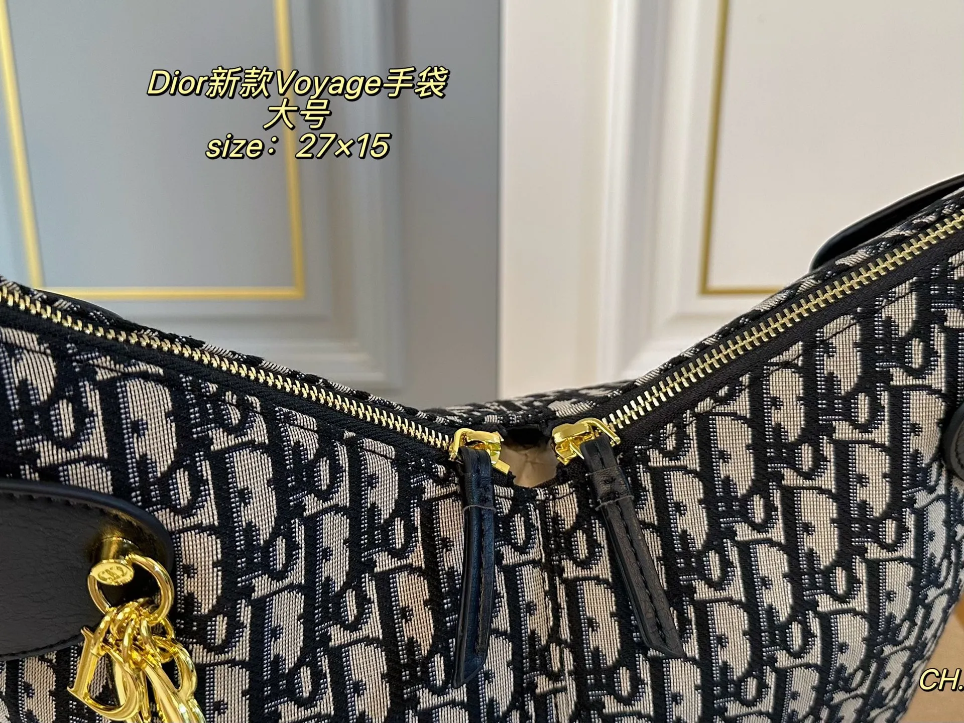 P150(折叠盒) size:27×15大号 DIOR迪奥新款菱格Voyage 手袋💕 复古时尚,简约大方,港风感拉满 摸起来超治愈的菱格纹➕质感五金 可调节肩带,对不同身高都友好 精致感拉满,专属挂饰细节满分💯