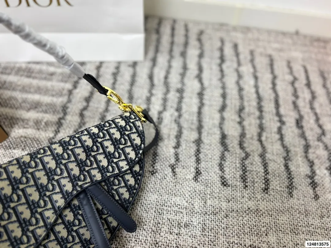 P175 折叠盒 Mini 迪奥DiorSaddle马鞍包 它的造型来自于2000年时任Dior设计师John Galliano的创新设计,他希望在他设计理念的感召下,女性可以更多的独立自我! 马鞍包设计造型来自侧面看到的马鞍造型,下垂的D完美的形成马蹄蹬的设计! Saddle包盖呈现自然弧度,与Lady Dior-样,同样来自手工模台制造而成!体现dior高级手工定制精神,坚守最传统最极致的法式风格,以及意大利精湛手工艺! 翻盖设计来自马鞍.上放置物品的吸扣设计,磁石搭扣简约大方,凸显包包的完美一致性! Saddle可以搭配多种肩带设计,肩带也被称为马鞍包的另一个“灵魂”!没有肩带的马鞍包是不完整的,因为肩带设计斜挎在胯部,拉长腿型,形成鲜明的个性张扬而风格独特!不拘一格正是MGC想要打造的女性造型! 尺寸: 25 20cm