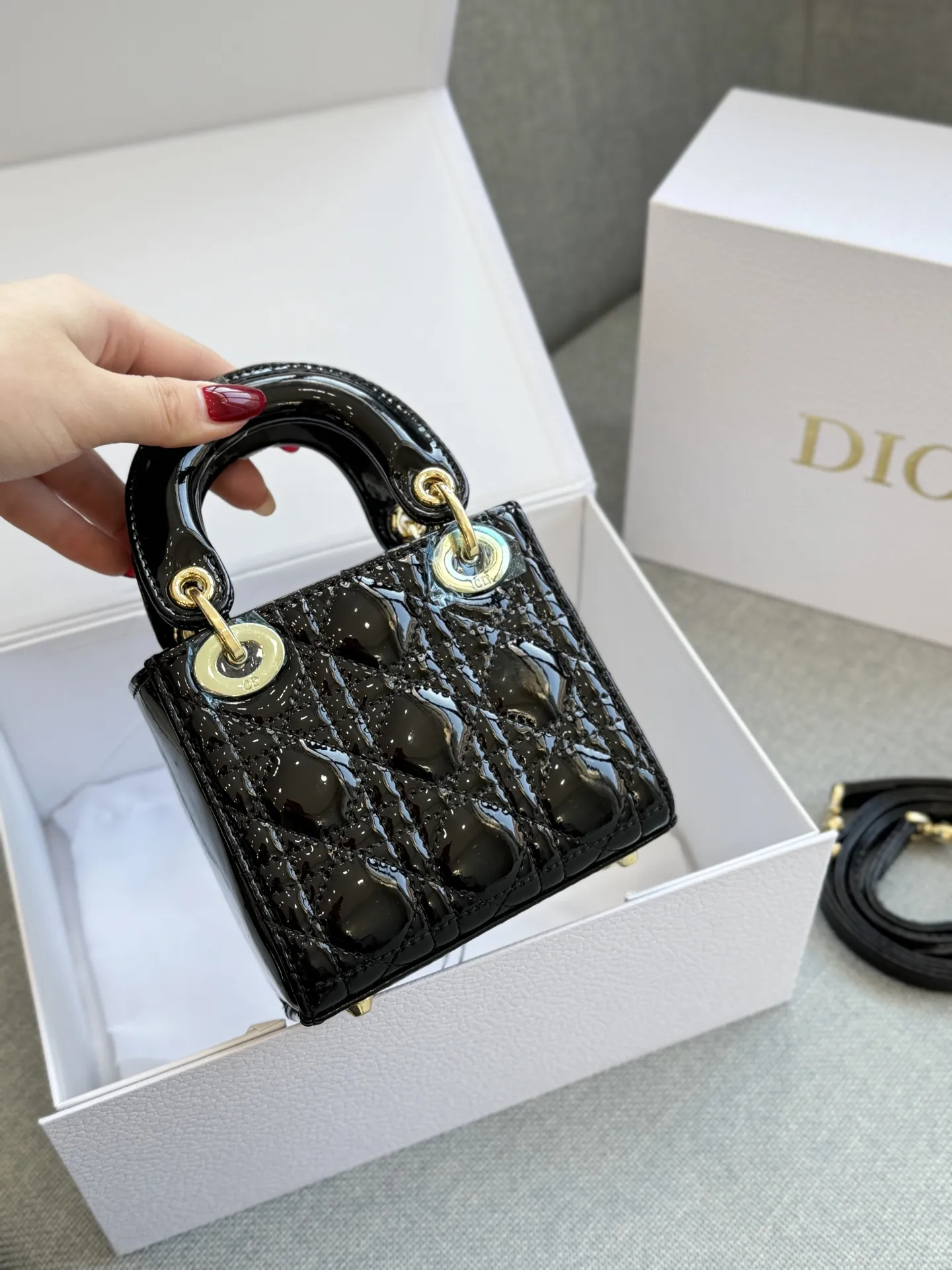 超迷你三格💰160 全套礼盒 size:12×11 DIOR迪奥 Lady Dior 藤格纹 漆皮 戴妃包手提包 自带高级感, 漆皮戴妃的美谁懂 整个包都在布灵布灵 很精致很显气质 完全是人间富贵花本花🌹