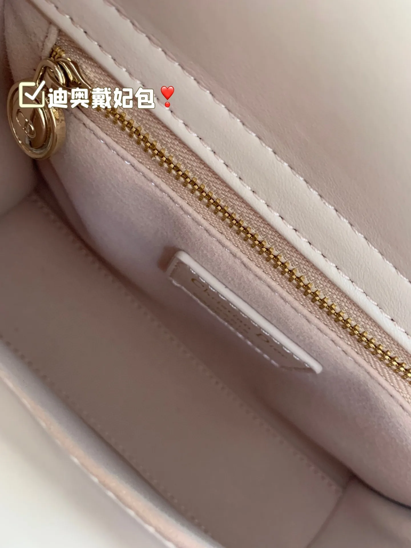 P185 折叠盒 迪奥戴妃包 sDior戴妃包太好看了吧！ 优雅指数拉满 搭配简洁风格的衣服整个人气质就上来了 而且容量完全可以满足日常要求 日常聚会逛街都很方便~ 尺寸20*18