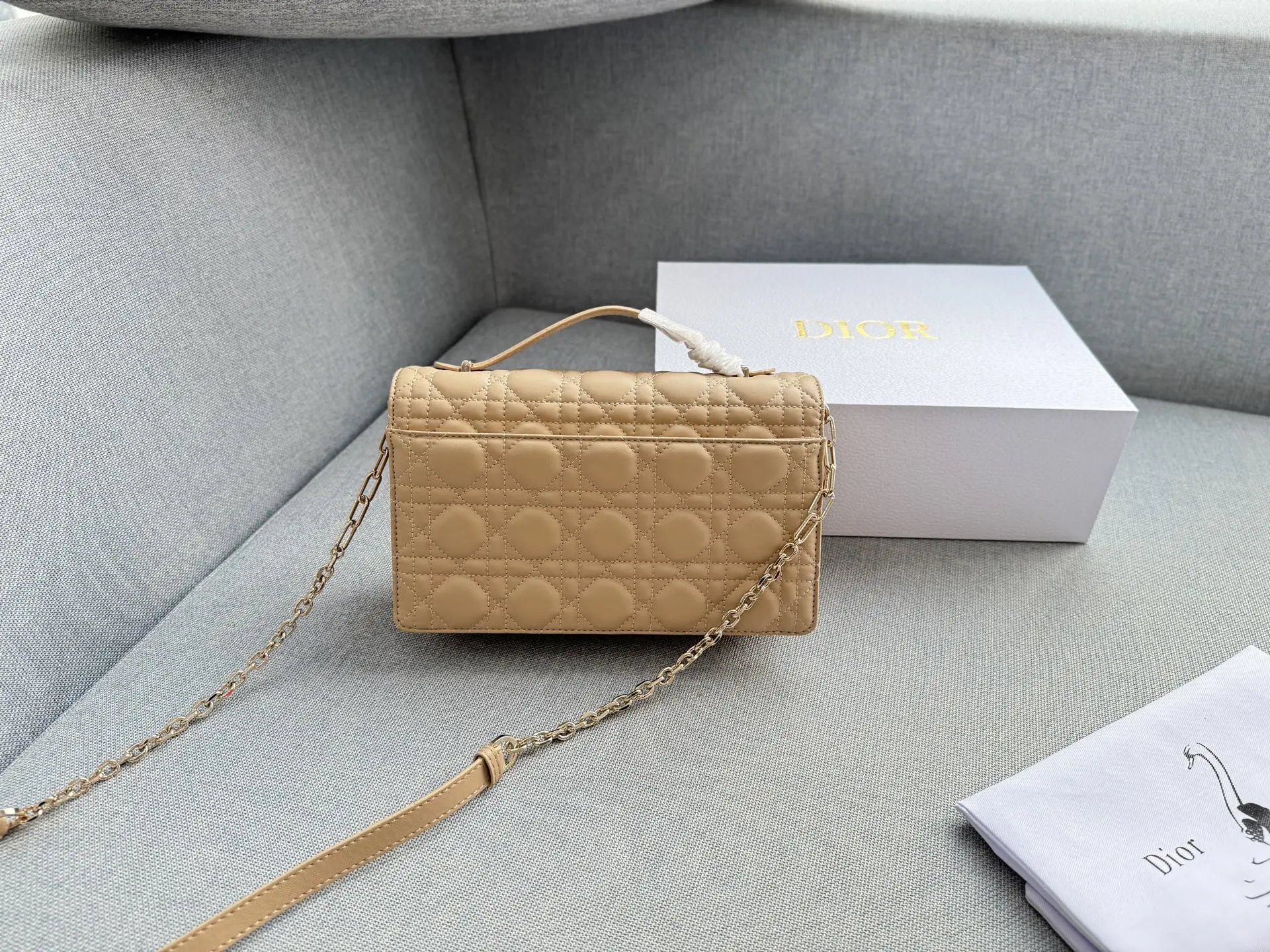 大💰185 折叠盒 小💰180 折叠盒 size：24&times;14/21&times;11 DIOR迪奥 My Dior MISS DIOR 藤格纹 链条包 单肩斜挎包手提包 大小姐驾到👑 MISS DIOR手袋 手提或肩背都很优雅高级 标志性的藤纹格内里多个隔层和卡槽精美之余又实用度满满的 优雅实用。采用羊皮革精心制作