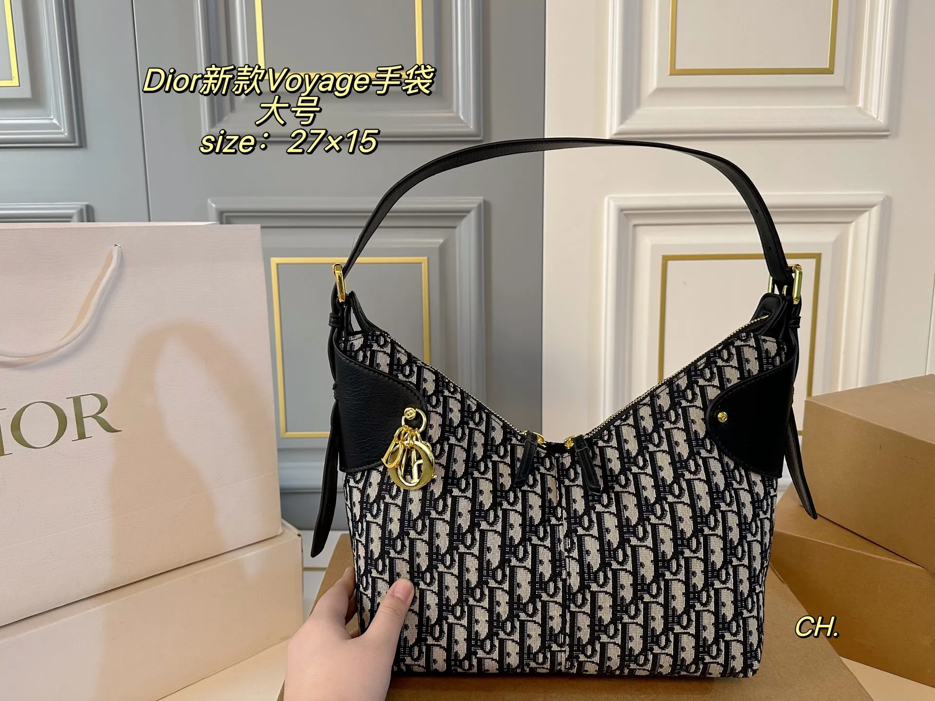 P150(折叠盒) size:27×15大号 DIOR迪奥新款菱格Voyage 手袋💕 复古时尚,简约大方,港风感拉满 摸起来超治愈的菱格纹➕质感五金 可调节肩带,对不同身高都友好 精致感拉满,专属挂饰细节满分💯