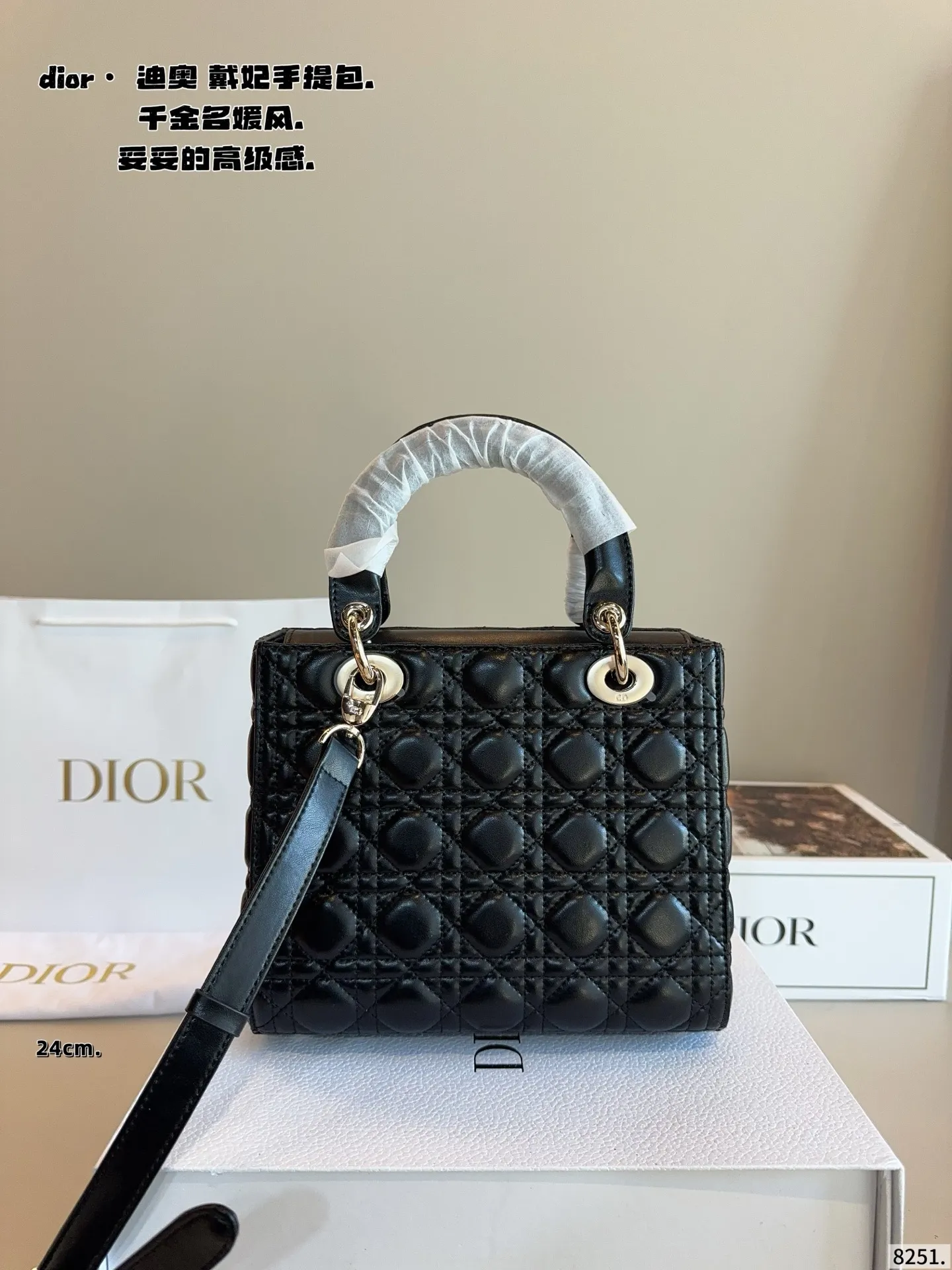 p210配包装🎁. 迪奥戴妃，dior高端品质，可随意对比专柜细节，独家出货，高版本第一批定制爆款 与专柜一样哦！磨砂品质 现货在售‼️实拍图一组，我们的版本看实拍 更有寓意 尺寸：24*12*20/cm