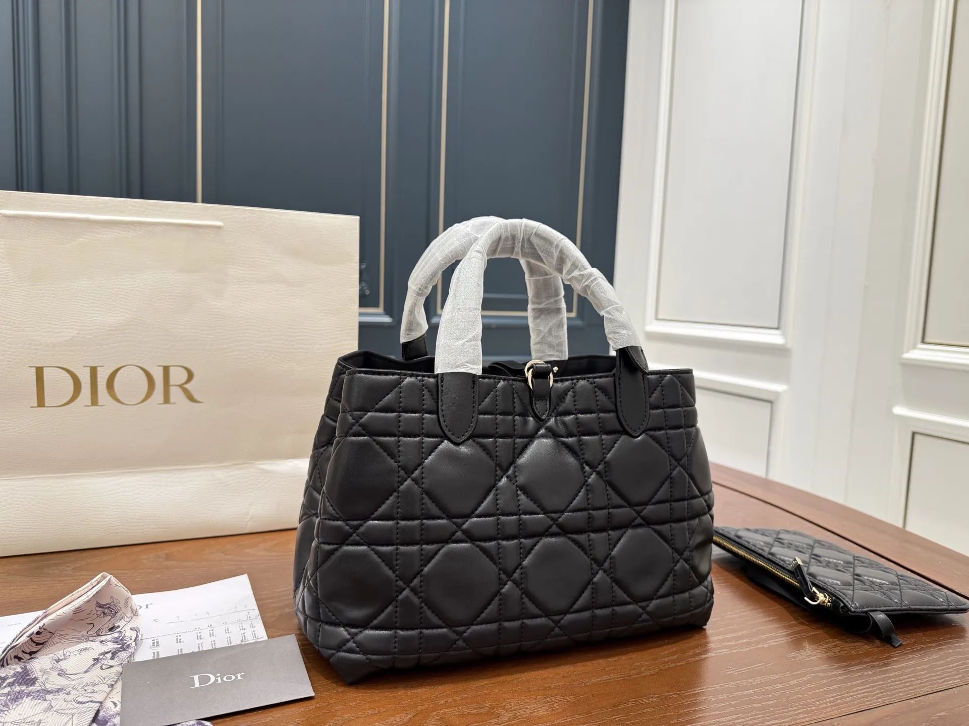 (折叠盒⚠️)p190 Dior迪奥 超火的Toujours 购物袋 🉑️变形托特tote 羊皮藤格纹 上身太高级啦! 个人觉得 包型真的很耐看! 又休闲 又优雅! 现在它很火哦! 中号 size 大小刚刚好肩带可调节 size:28*21cm