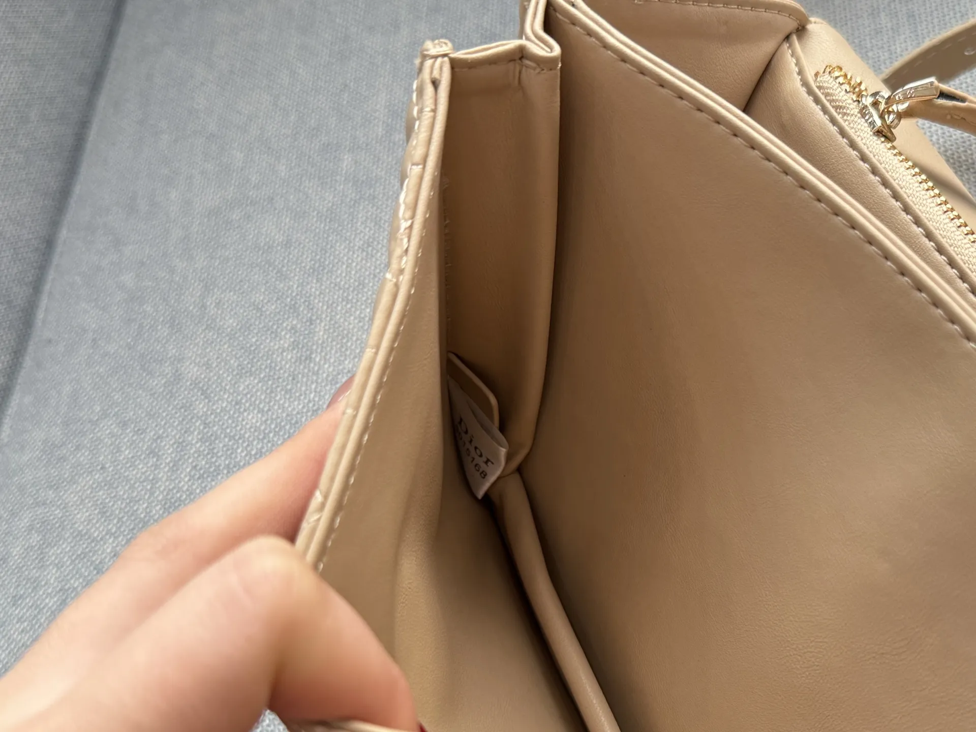 大💰185 折叠盒 小💰180 折叠盒 size：24&times;14/21&times;11 DIOR迪奥 My Dior MISS DIOR 藤格纹 链条包 单肩斜挎包手提包 大小姐驾到👑 MISS DIOR手袋 手提或肩背都很优雅高级 标志性的藤纹格内里多个隔层和卡槽精美之余又实用度满满的 优雅实用。采用羊皮革精心制作