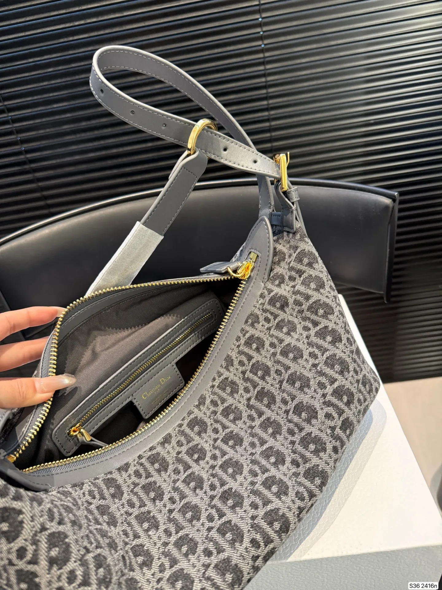 P230配折叠盒子 迪奥旅行包 被 Dior新款流浪包美到失语 富家千金同款Dior新款流浪包，一眼万年，背着它，你就是人群焦点谁还看路啊!时尚圈顶流Dior新款流浪包，把高级感狠狠拿捏住了，背上秒变街拍女王。 富家千金同款Dior新款流浪包，一眼万年，背着它，你就是人群焦点尺寸：26 15 货号2416