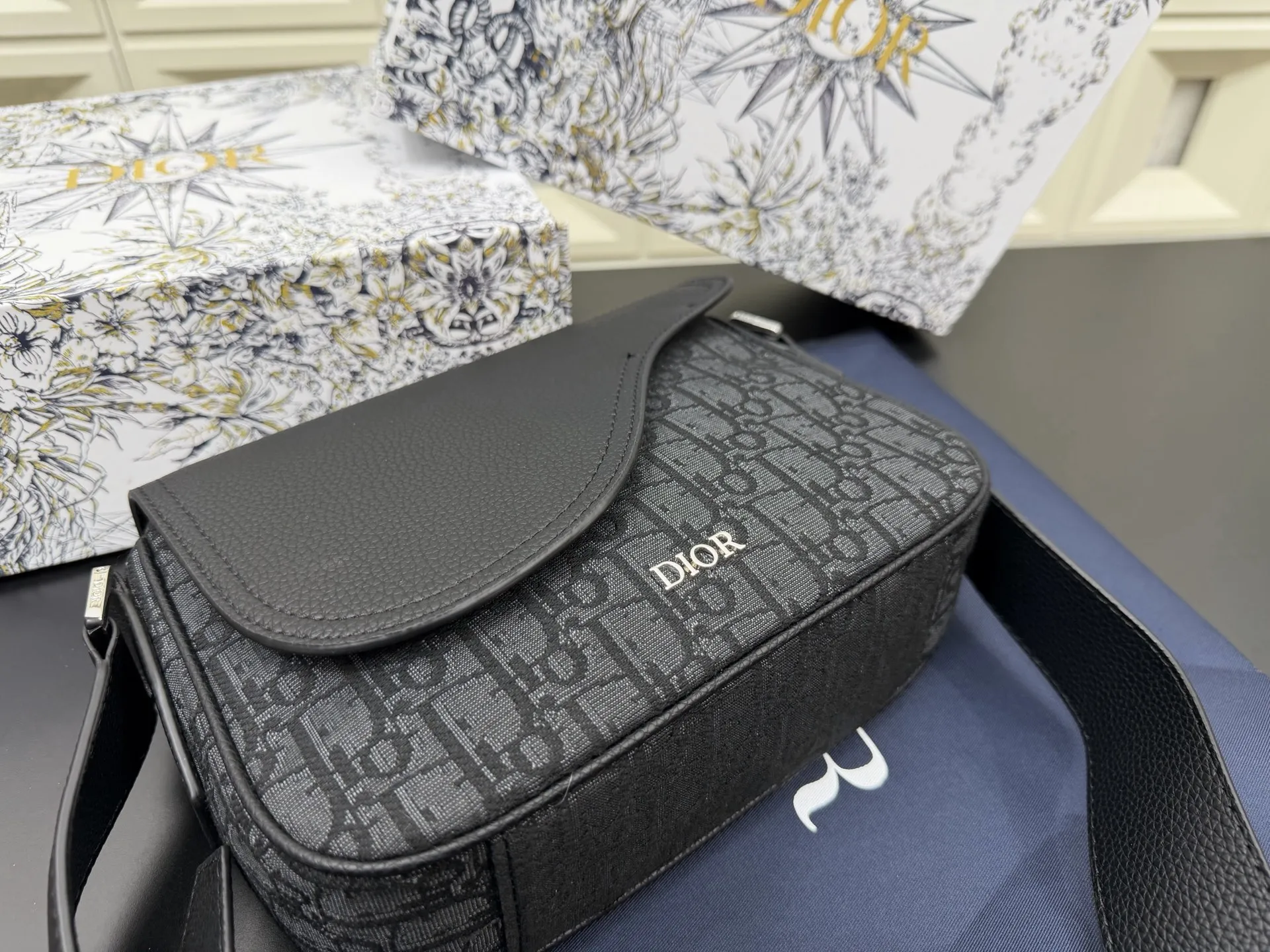 P125 Dior 迪奥 马鞍包 SADDLE提花翻盖邮差包 单肩斜挎包 明星单品 采用优质原厂材质 高端品质 配送礼盒 规格: 23 x 18cm