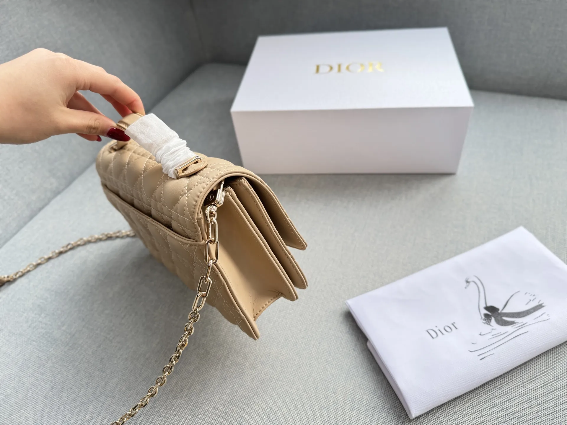 大💰185 折叠盒 小💰180 折叠盒 size:24×14/21×11 DIOR迪奥 My Dior MISS DIOR 藤格纹 链条包 单肩斜挎包手提包 大小姐驾到👑 MISS DIOR手袋 手提或肩背都很优雅高级 标志性的藤纹格内里多个隔层和卡槽精美之余又实用度满满的 优雅实用。采用羊皮革精心制作