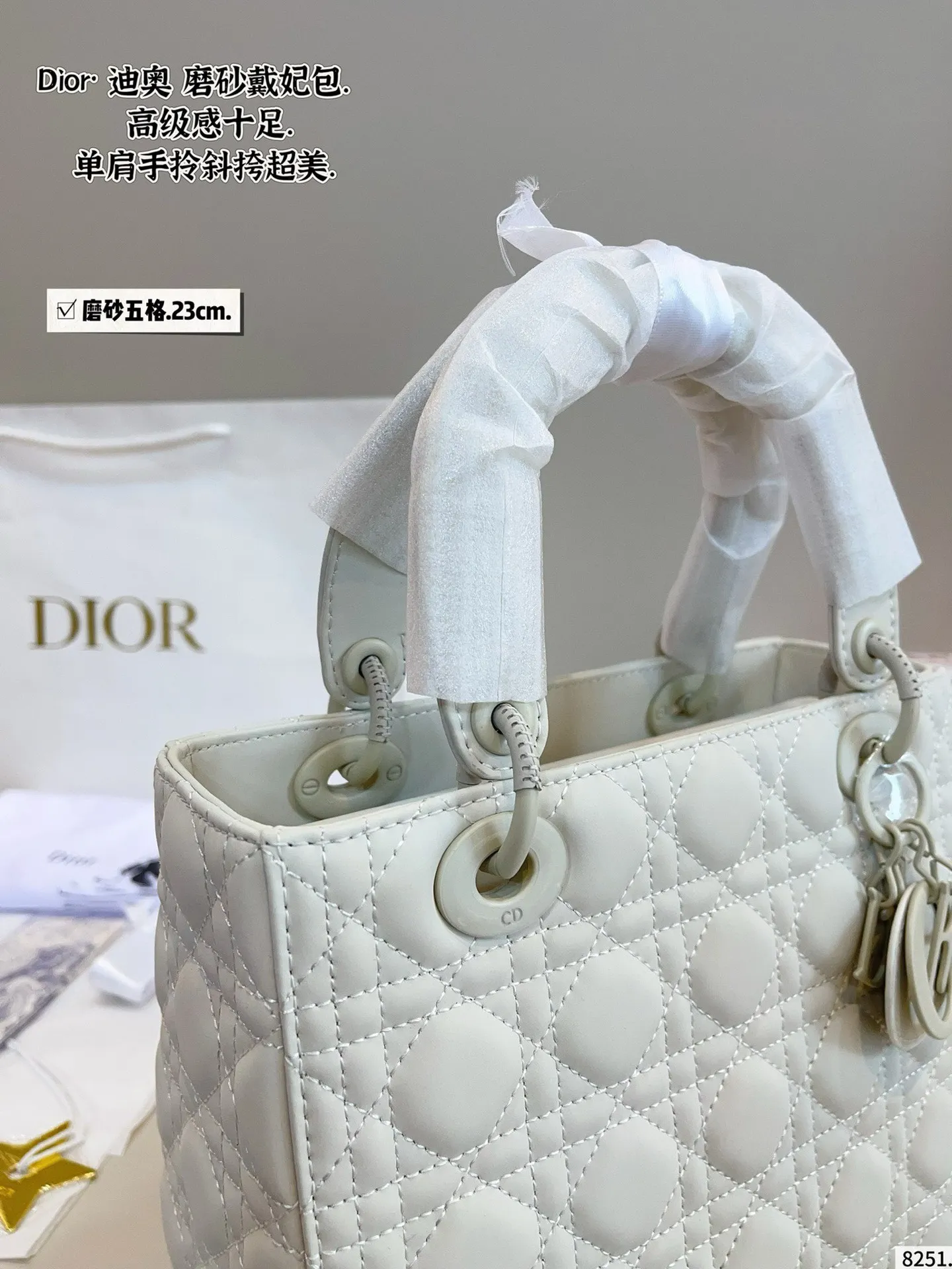 p210配包装🎁. 迪奥戴妃,dior高端品质,可随意对比专柜细节,独家出货,高版本第一批定制爆款 与专柜一样哦!磨砂品质 现货在售‼️实拍图一组,我们的版本看实拍 更有寓意 尺寸:23*12*20cm
