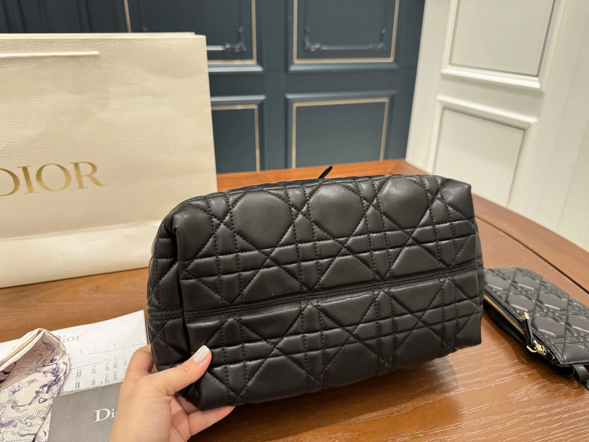 （折叠盒⚠️）p190 Dior迪奥 超火的Toujours 购物袋 🉑️变形托特tote 羊皮藤格纹 上身太高级啦！ 个人觉得 包型真的很耐看！ 又休闲 又优雅！ 现在它很火哦！ 中号 size 大小刚刚好肩带可调节 size：28*21cm