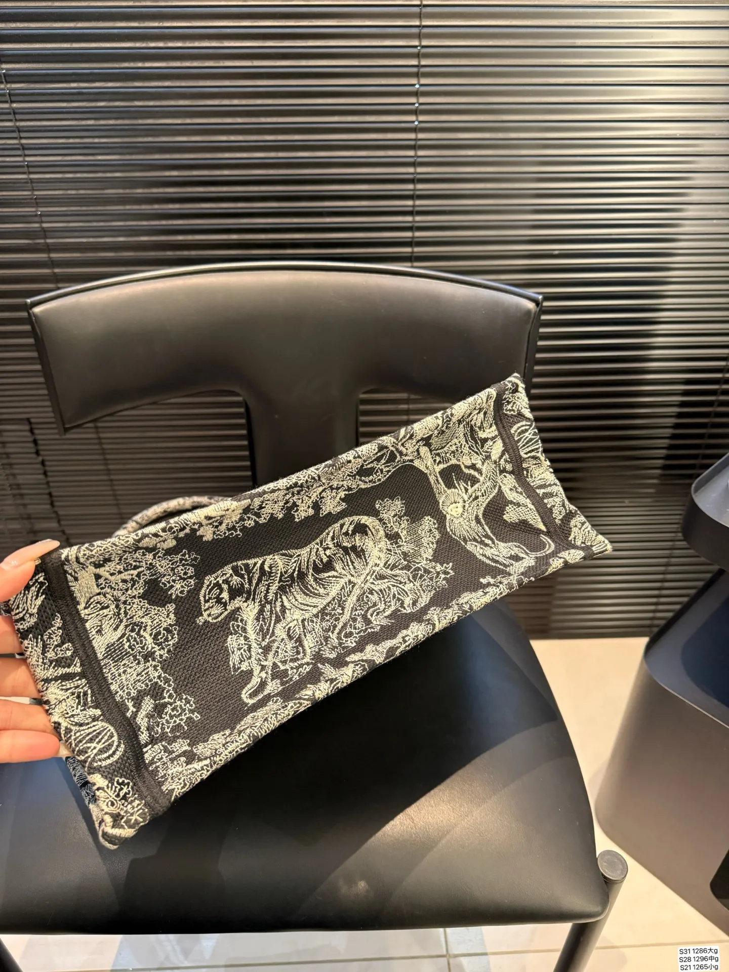 大号P205 中号P190 小号P155 迪奥托特 又是心动 百搭又高级 不咋挑衣服。随意拎着就能出门 单肩斜挎都可以 春秋搭配大衣，真的绝绝子 酷飒风中又带着随意慵懒 尺寸：大号42 34 中号36 27 小号26 21 货号大号1286 中号1296 小号1265