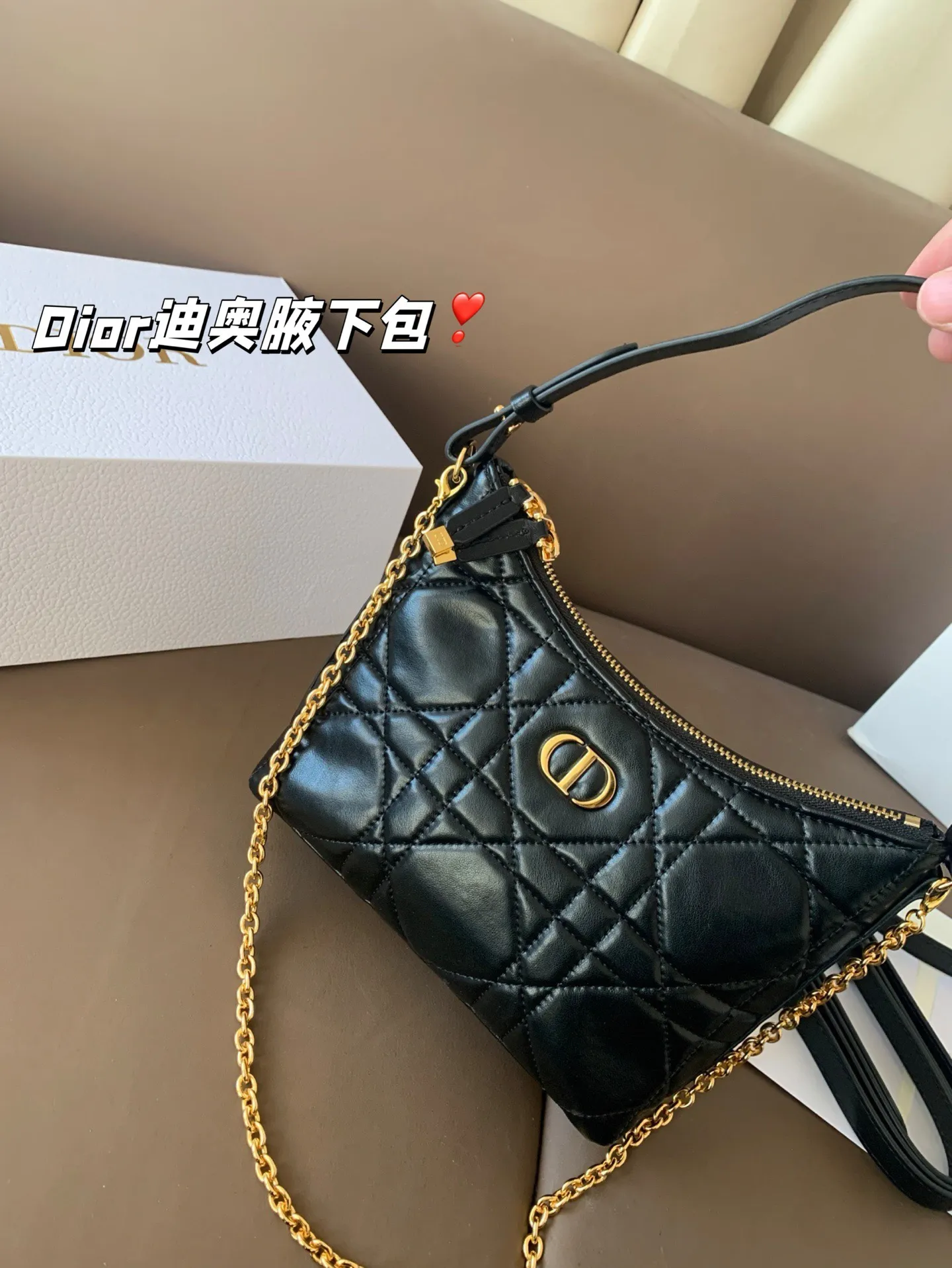 P175 配折叠盒子 Dior新款-迪奥之爱链条手袋!时尚现代而不失实用功能。CD标志，搭配一个拉链隔层，可收纳各种日常用品。百搭款式，搭配可调节、可拆卸的皮革肩带和顶部手柄，另带有可拆卸链条，可肩背或斜挎，是日常或晚装造型的理想之选。 尺寸：19*14