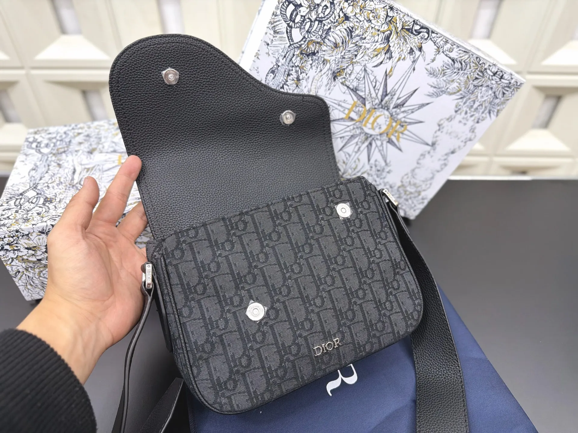 P125 Dior 迪奥 马鞍包 SADDLE提花翻盖邮差包 单肩斜挎包 明星单品 采用优质原厂材质 高端品质 配送礼盒 规格: 23 x 18cm