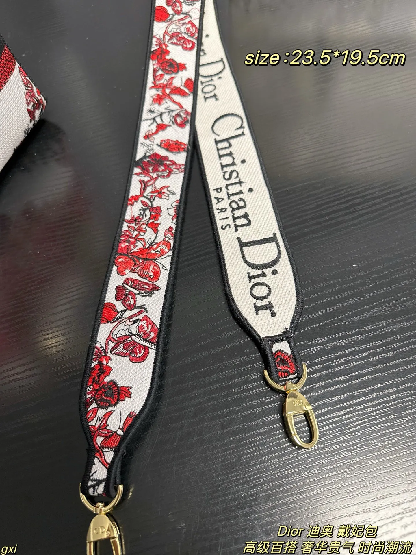 P280配盒 Dior 迪奥 戴妃包 Lady最新浪漫花型刺绣系列,仙气满满的,经典的图形刺绣,精湛的工艺,完美的配色,整体时尚又复古,高级又浪漫,包包以其甜美的粉红色彩,给人以温柔的印象,精美的红色刺绣装饰在纯白的包身上,如同艺术品一样令人赏心悦目,每一针每一线都透露出仙气与甜蜜~无论是独特的挂饰还是标志性的宽红带,每一个细节都显得如此精致!简直爱不够哇~ 尺寸:23.5*19.5cm