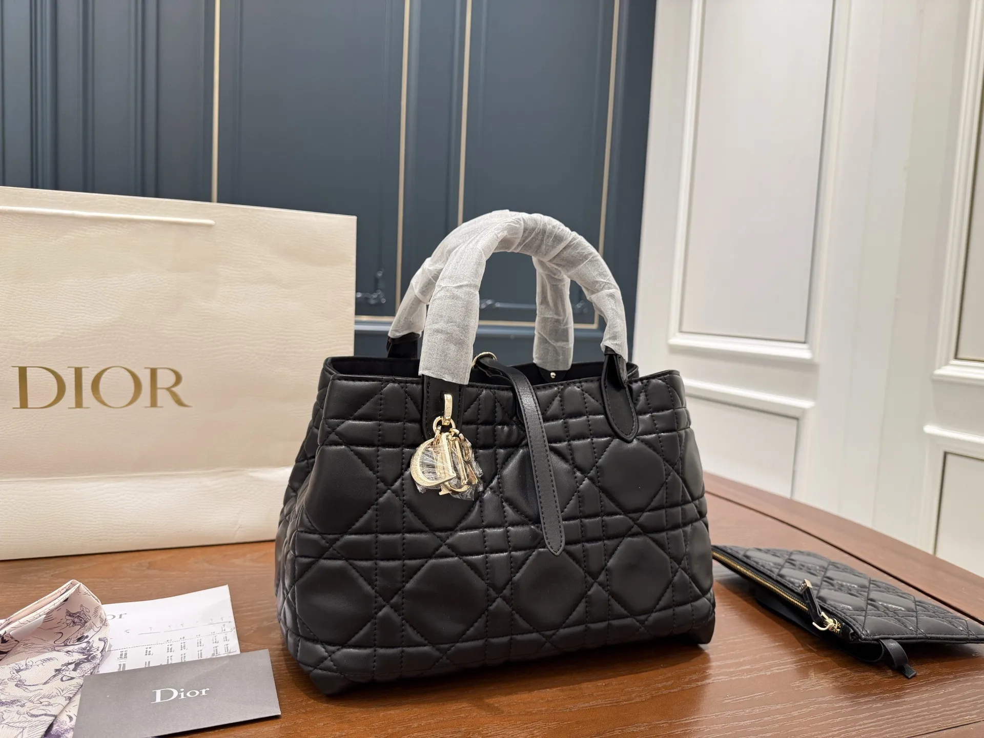 (折叠盒⚠️)p190 Dior迪奥 超火的Toujours 购物袋 🉑️变形托特tote 羊皮藤格纹 上身太高级啦! 个人觉得 包型真的很耐看! 又休闲 又优雅! 现在它很火哦! 中号 size 大小刚刚好肩带可调节 size:28*21cm