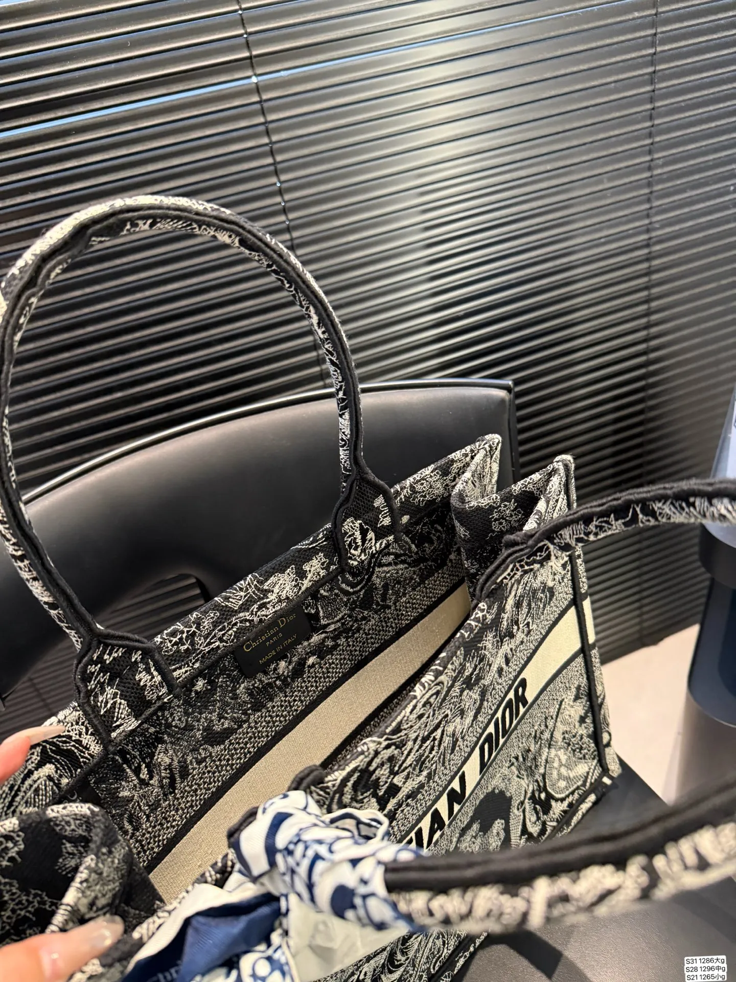 大号P205 中号P190 小号P155 迪奥托特 又是心动 百搭又高级 不咋挑衣服。随意拎着就能出门 单肩斜挎都可以 春秋搭配大衣，真的绝绝子 酷飒风中又带着随意慵懒 尺寸：大号42 34 中号36 27 小号26 21 货号大号1286 中号1296 小号1265