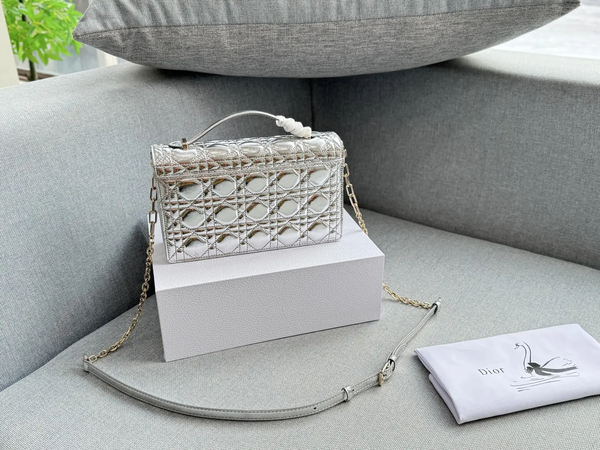 大💰190 折叠盒 小💰185 折叠盒 size：24&times;14/21&times;11 DIOR迪奥 My Dior MISS DIOR 藤格纹 链条包 单肩斜挎包手提包 MISS DIOR手袋 手提或肩背都很优雅高级 标志性的藤纹格内里多个隔层和卡槽精美之余又实用度满满的 优雅实用。采用羊皮革精心制作