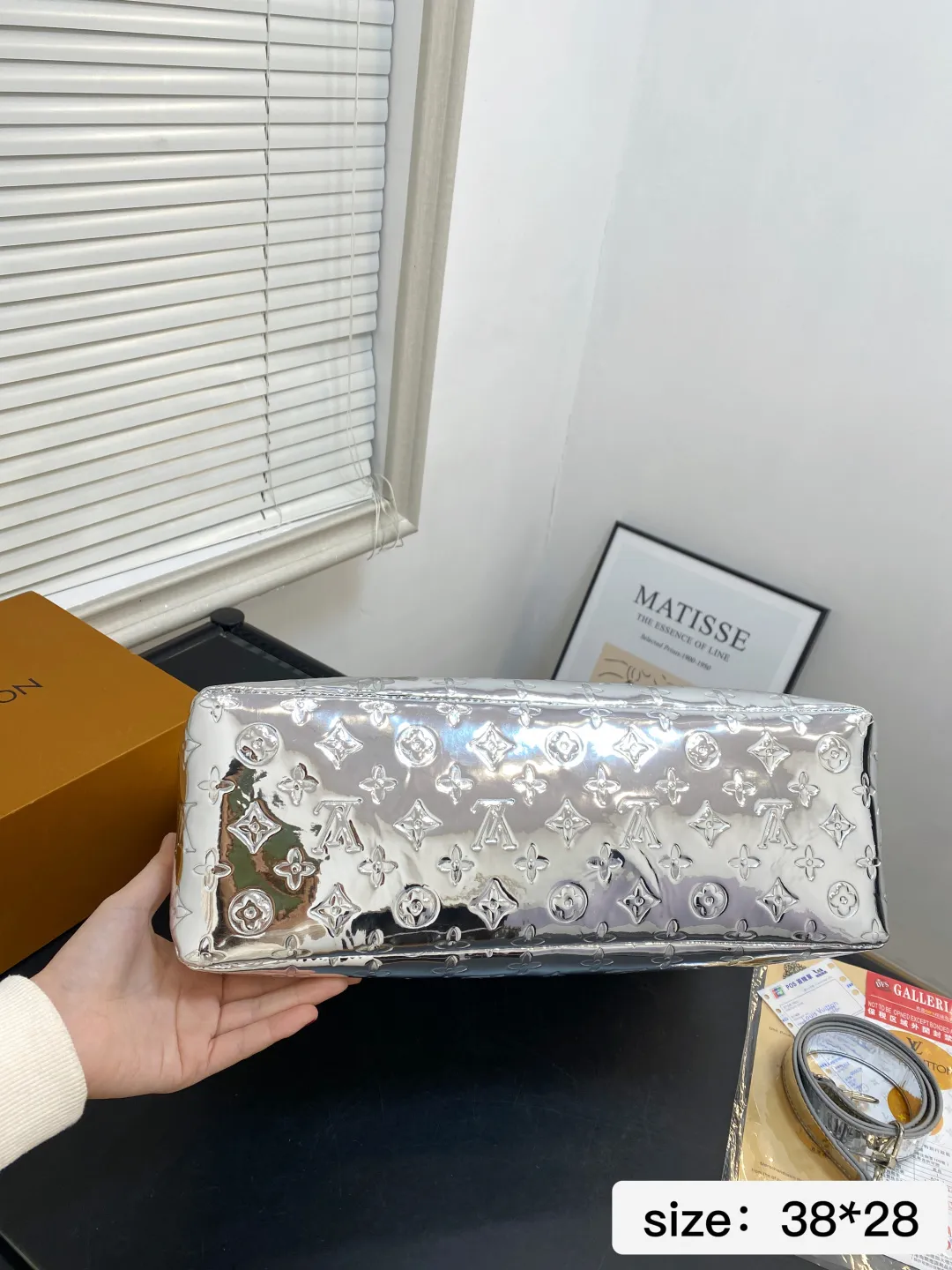 🅿️💰150 无盒 尺寸 38*28 LV Onthego|新品银色压纹包💥时尚C位拿捏了 银色包身自带镜面高光太哇塞了 在光线下blingbling的,走在街上绝对是焦点般的存在! 包身压满的LV经典Monogram花纹,既有品牌辨识度又充满质感 特有的光泽感和立体感,真的把奢华感拉满了~ 这把直接把C位狠狠拿捏了🫴 09687