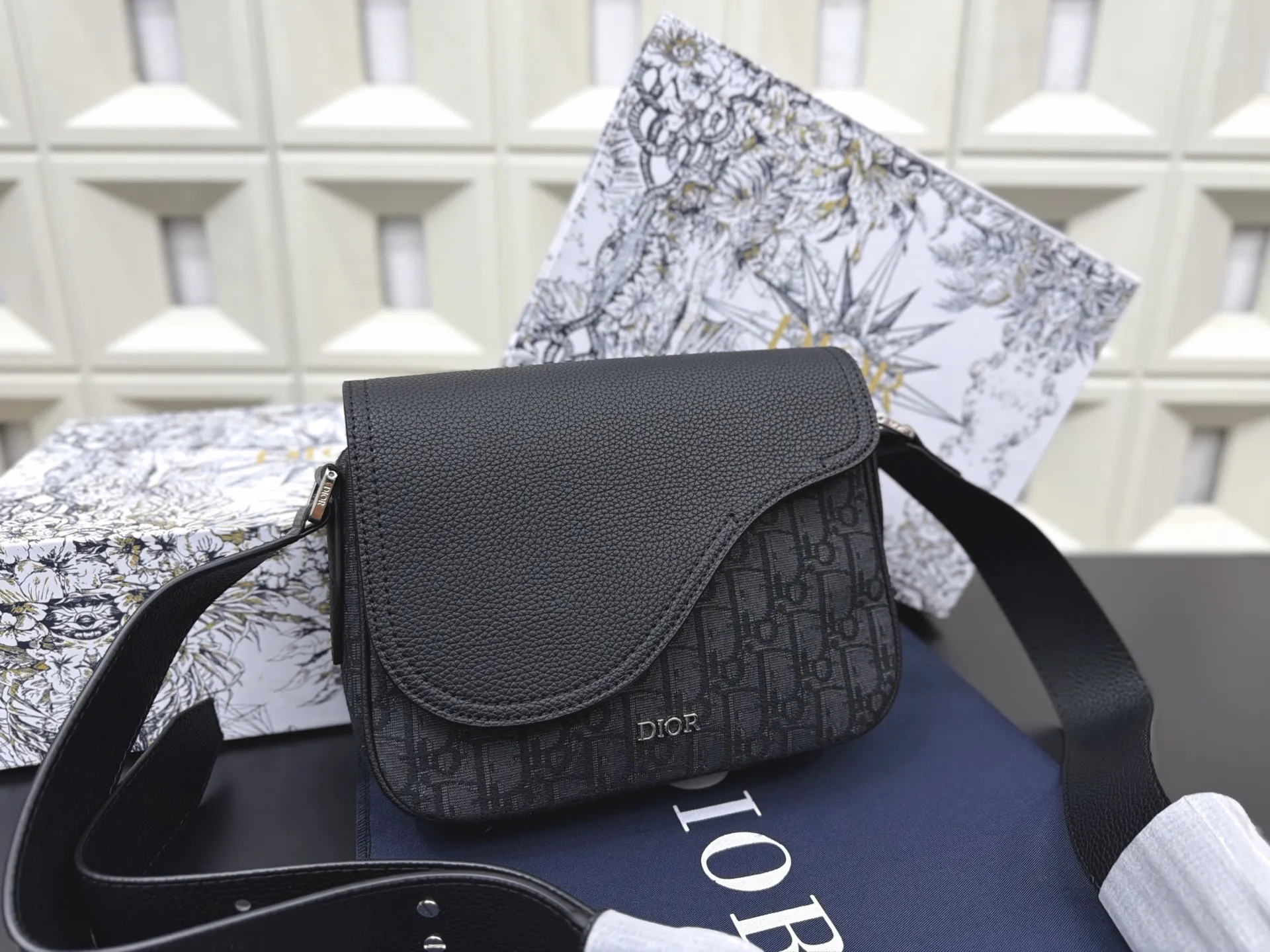 P125 Dior 迪奥 马鞍包 SADDLE提花翻盖邮差包 单肩斜挎包 明星单品 采用优质原厂材质 高端品质 配送礼盒 规格: 23 x 18cm