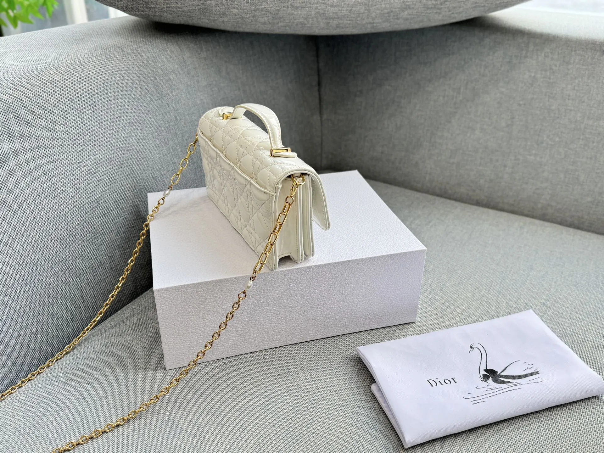 大💰190 折叠盒 小💰185 折叠盒 size:24×14/21×11 DIOR迪奥 My Dior MISS DIOR 藤格纹 漆皮 链条包 单肩斜挎包手提包 手袋兼具优雅气质与实用功能。采用黑色漆皮牛皮革精心制作,饰以藤格纹缉面线,翻盖点缀以D.I.O.R.吊饰,两个隔层和一个拉链口袋可收纳各种日常用品,可与日常或晚装造型搭配使用。 秋冬的氛围感拉满~