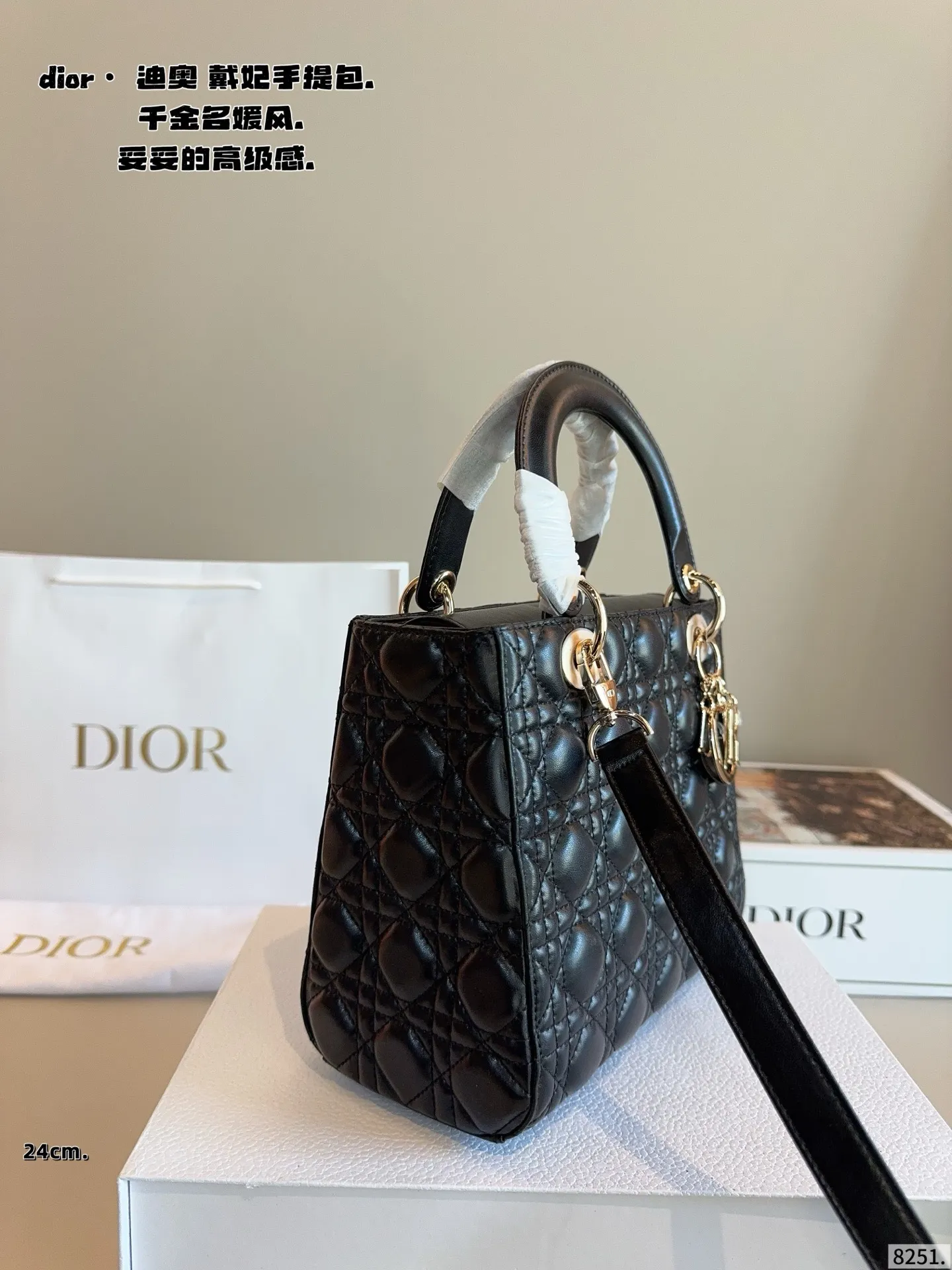 p210配包装🎁. 迪奥戴妃,dior高端品质,可随意对比专柜细节,独家出货,高版本第一批定制爆款 与专柜一样哦!磨砂品质 现货在售‼️实拍图一组,我们的版本看实拍 更有寓意 尺寸:24*12*20/cm