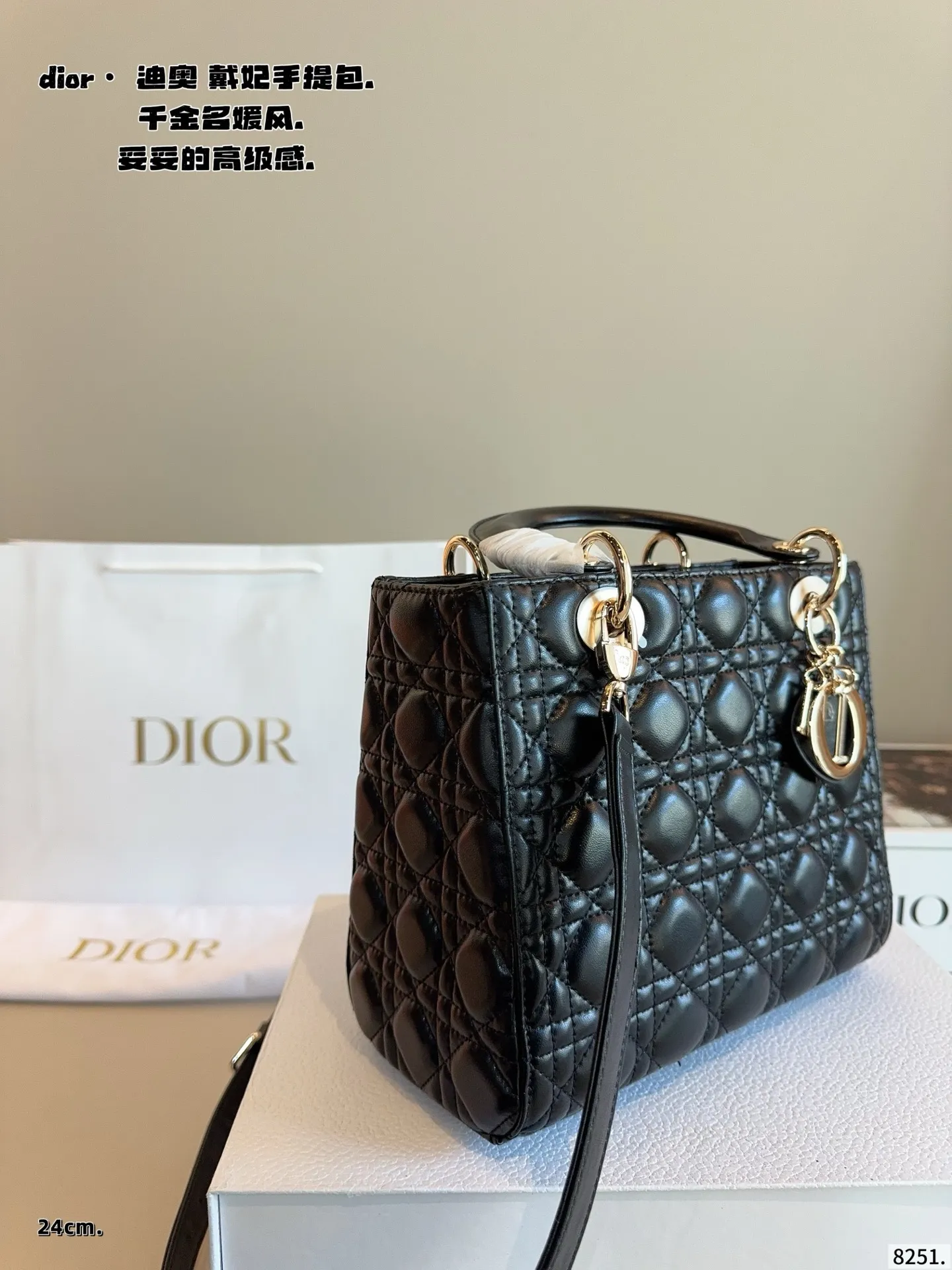 p210配包装🎁. 迪奥戴妃,dior高端品质,可随意对比专柜细节,独家出货,高版本第一批定制爆款 与专柜一样哦!磨砂品质 现货在售‼️实拍图一组,我们的版本看实拍 更有寓意 尺寸:24*12*20/cm