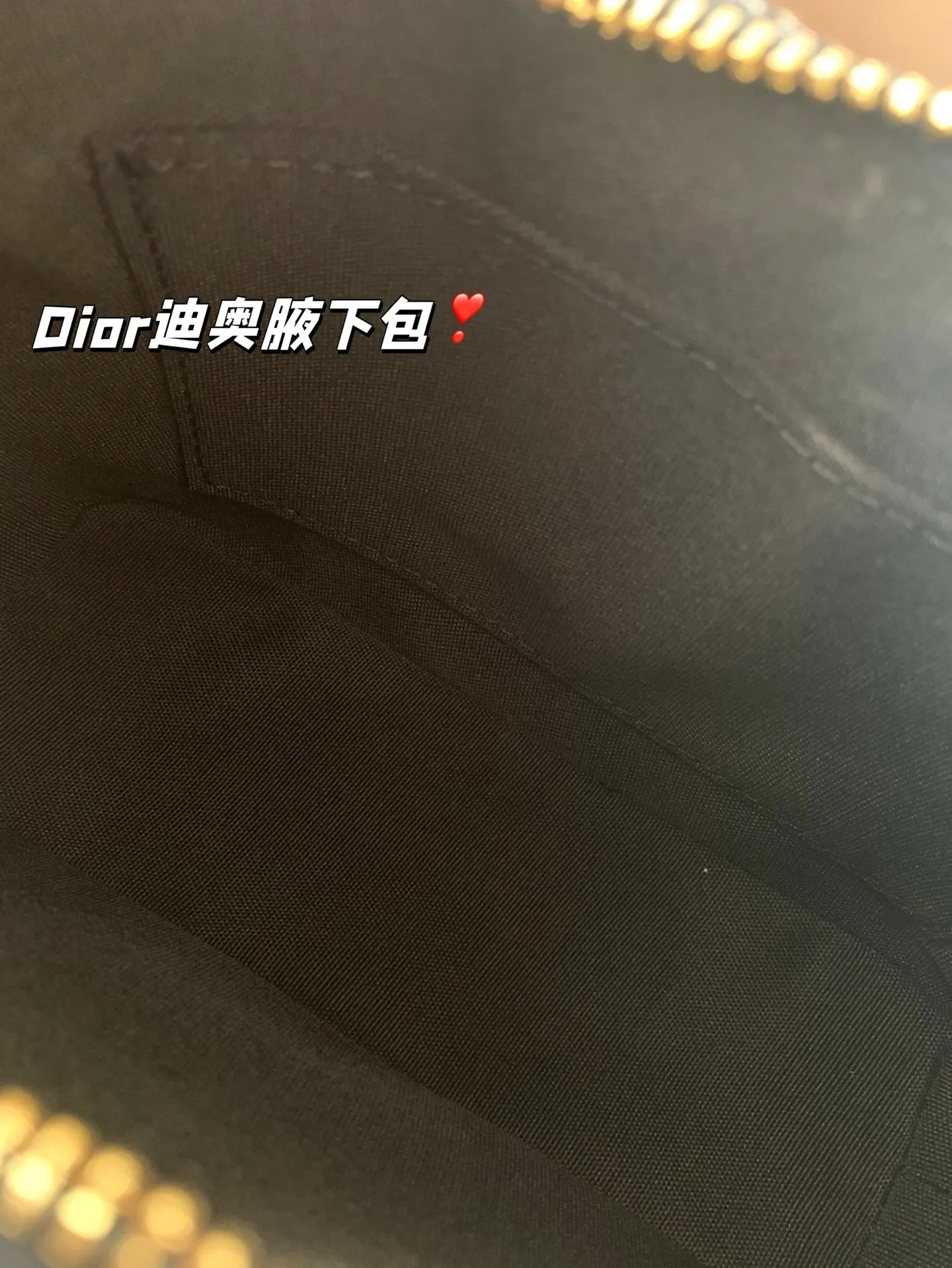 P175 配折叠盒子 Dior新款-迪奥之爱链条手袋!时尚现代而不失实用功能。CD标志，搭配一个拉链隔层，可收纳各种日常用品。百搭款式，搭配可调节、可拆卸的皮革肩带和顶部手柄，另带有可拆卸链条，可肩背或斜挎，是日常或晚装造型的理想之选。 尺寸：19*14
