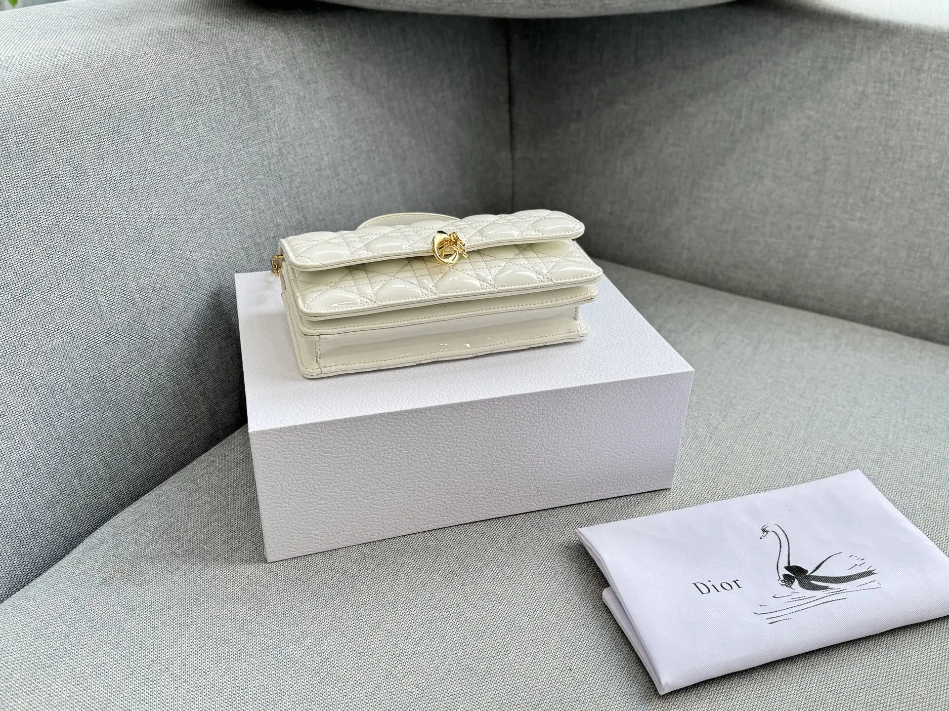 大💰190 折叠盒 小💰185 折叠盒 size:24×14/21×11 DIOR迪奥 My Dior MISS DIOR 藤格纹 漆皮 链条包 单肩斜挎包手提包 手袋兼具优雅气质与实用功能。采用黑色漆皮牛皮革精心制作,饰以藤格纹缉面线,翻盖点缀以D.I.O.R.吊饰,两个隔层和一个拉链口袋可收纳各种日常用品,可与日常或晚装造型搭配使用。 秋冬的氛围感拉满~