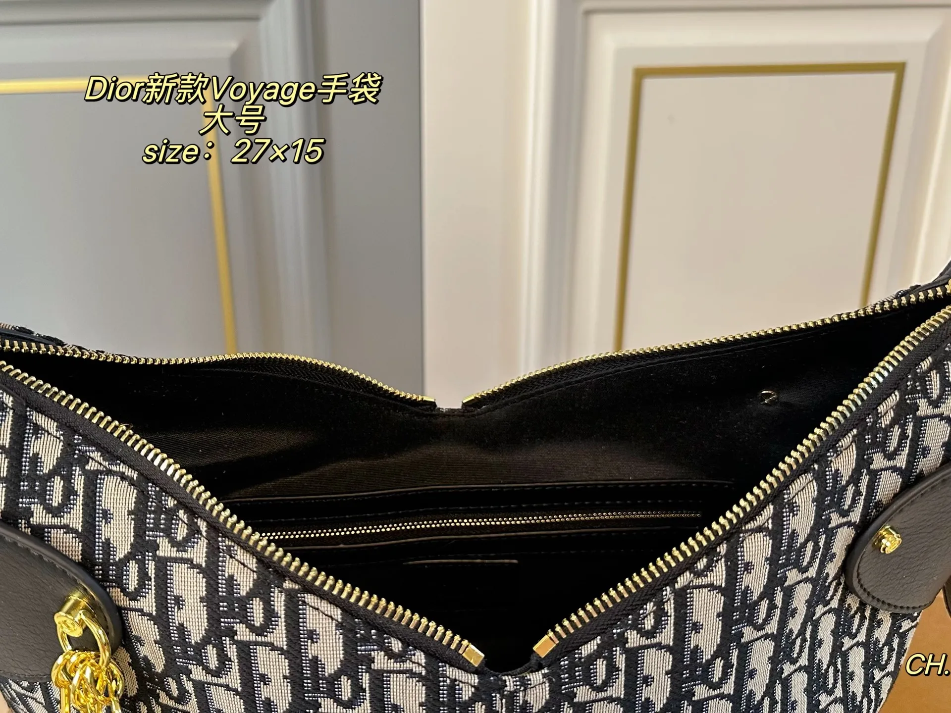 P150(折叠盒) size:27×15大号 DIOR迪奥新款菱格Voyage 手袋💕 复古时尚,简约大方,港风感拉满 摸起来超治愈的菱格纹➕质感五金 可调节肩带,对不同身高都友好 精致感拉满,专属挂饰细节满分💯