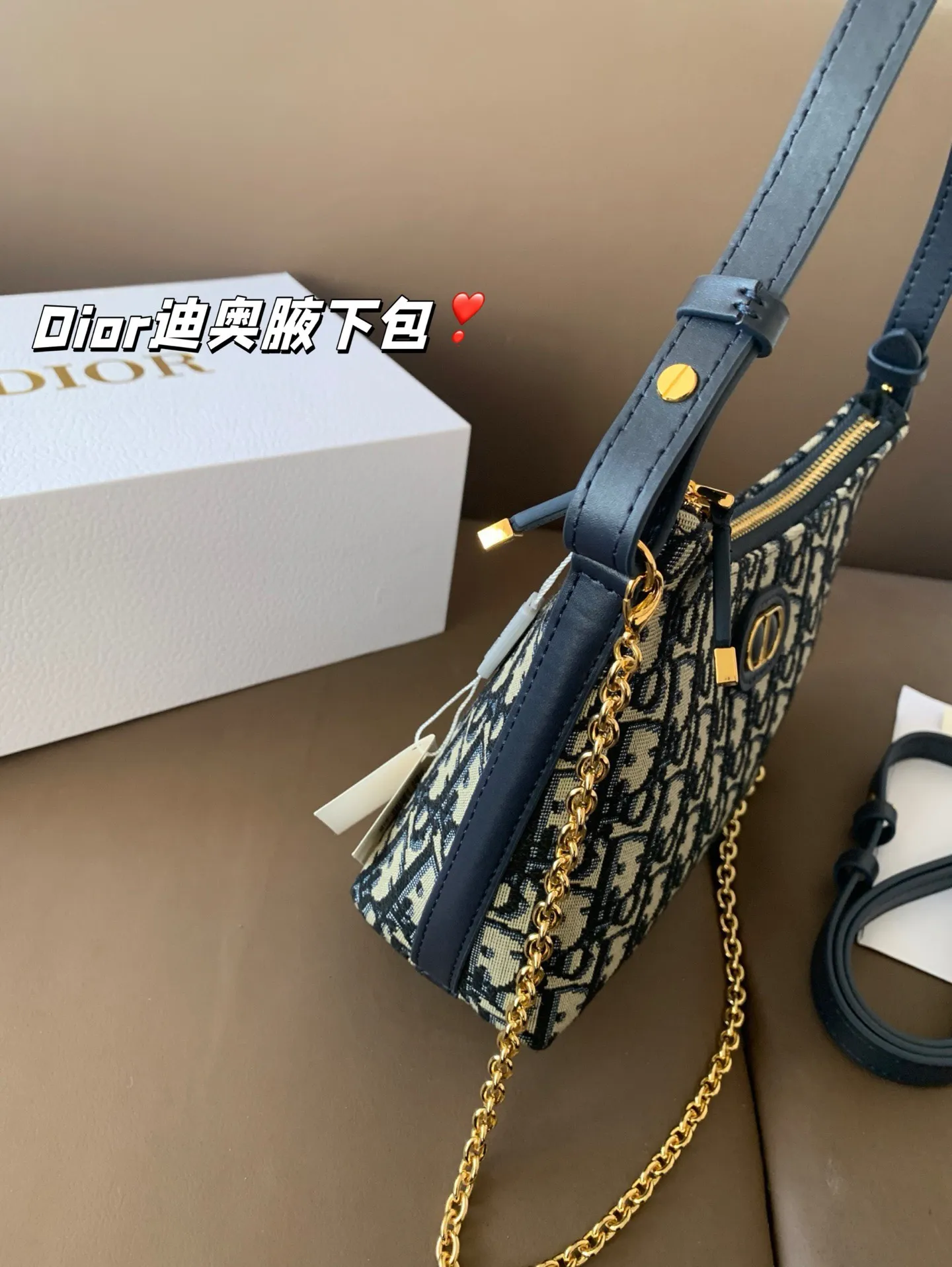 P175 配折叠盒子 Dior新款-迪奥之爱链条手袋!时尚现代而不失实用功能。CD标志,搭配一个拉链隔层,可收纳各种日常用品。百搭款式,搭配可调节、可拆卸的皮革肩带和顶部手柄,另带有可拆卸链条,可肩背或斜挎,是日常或晚装造型的理想之选。 尺寸:19*14