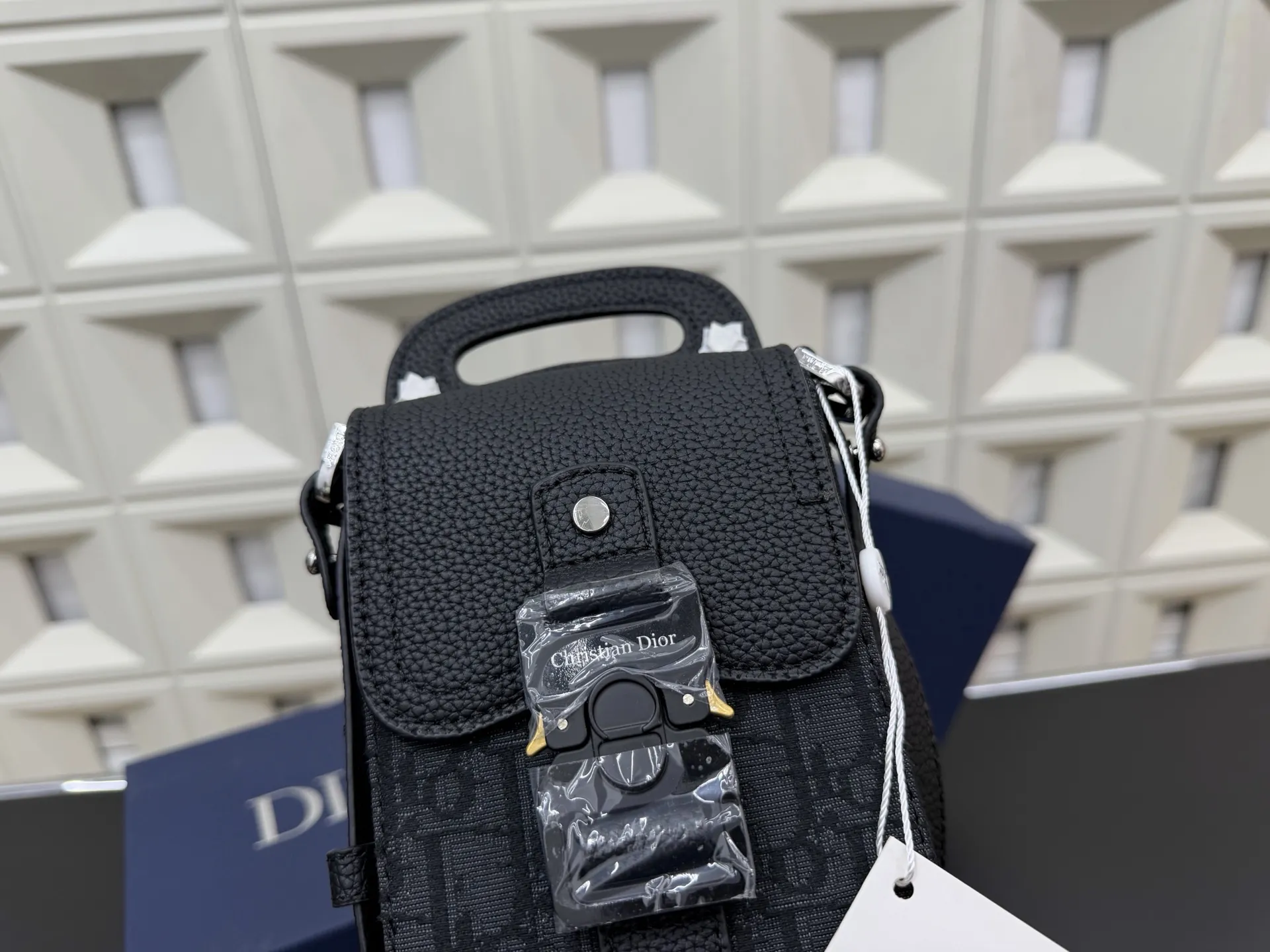 P150 DIOR 迪奥 刺绣针织牛仔布手机包 小方包 男女通用斜挎包 单肩包 经典百搭 实物拍摄 原厂原版面料 防尘袋 礼盒 22 x 11 cm。