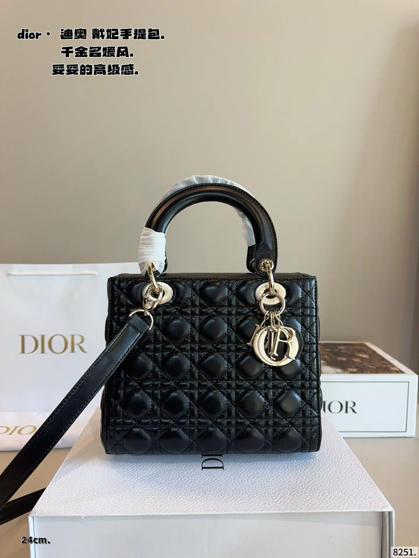p210配包装🎁. 迪奥戴妃，dior高端品质，可随意对比专柜细节，独家出货，高版本第一批定制爆款 与专柜一样哦！磨砂品质 现货在售‼️实拍图一组，我们的版本看实拍 更有寓意 尺寸：24*12*20/cm