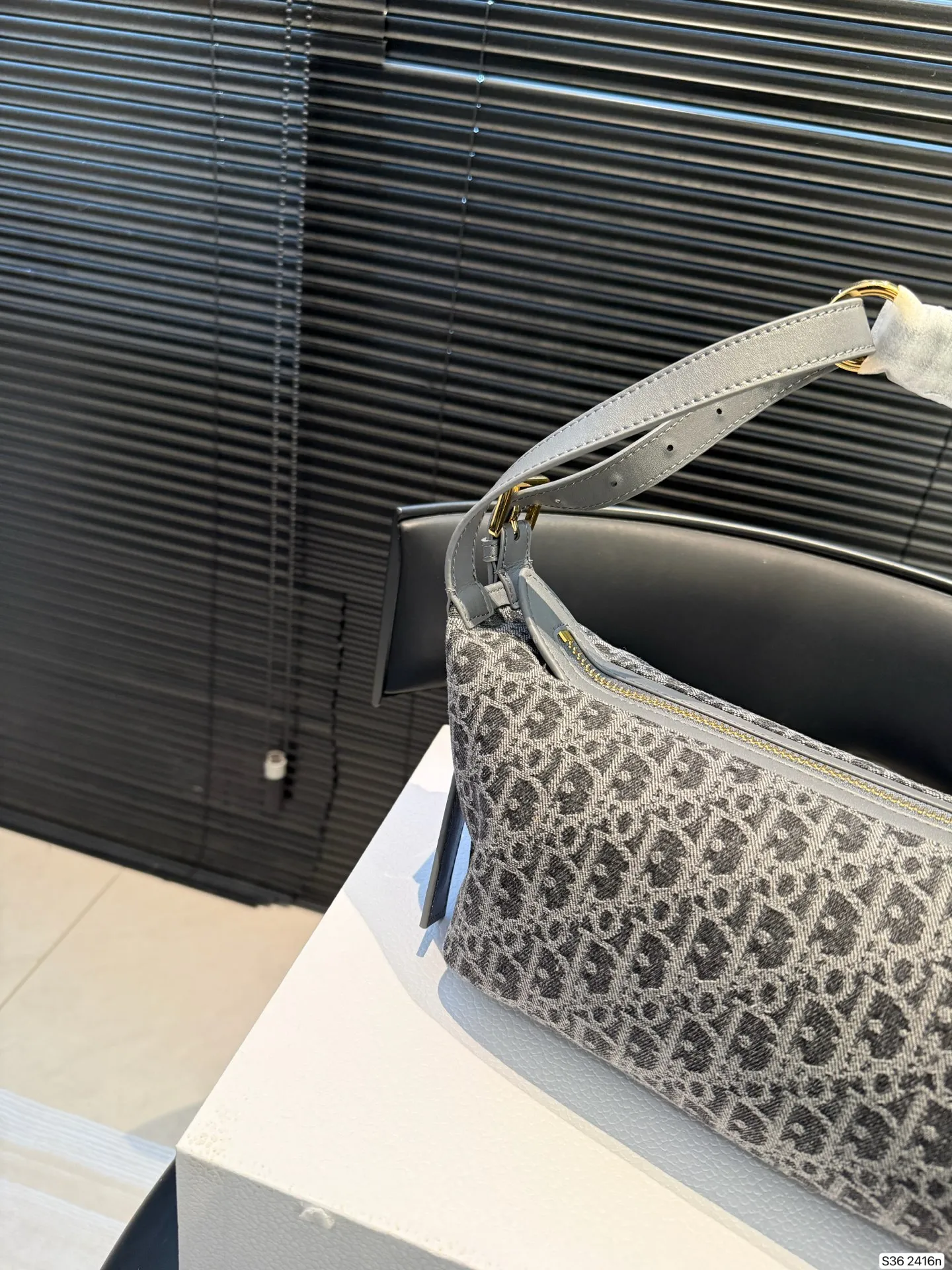 P230配折叠盒子 迪奥旅行包 被 Dior新款流浪包美到失语 富家千金同款Dior新款流浪包,一眼万年,背着它,你就是人群焦点谁还看路啊!时尚圈顶流Dior新款流浪包,把高级感狠狠拿捏住了,背上秒变街拍女王。 富家千金同款Dior新款流浪包,一眼万年,背着它,你就是人群焦点尺寸:26 15 货号2416