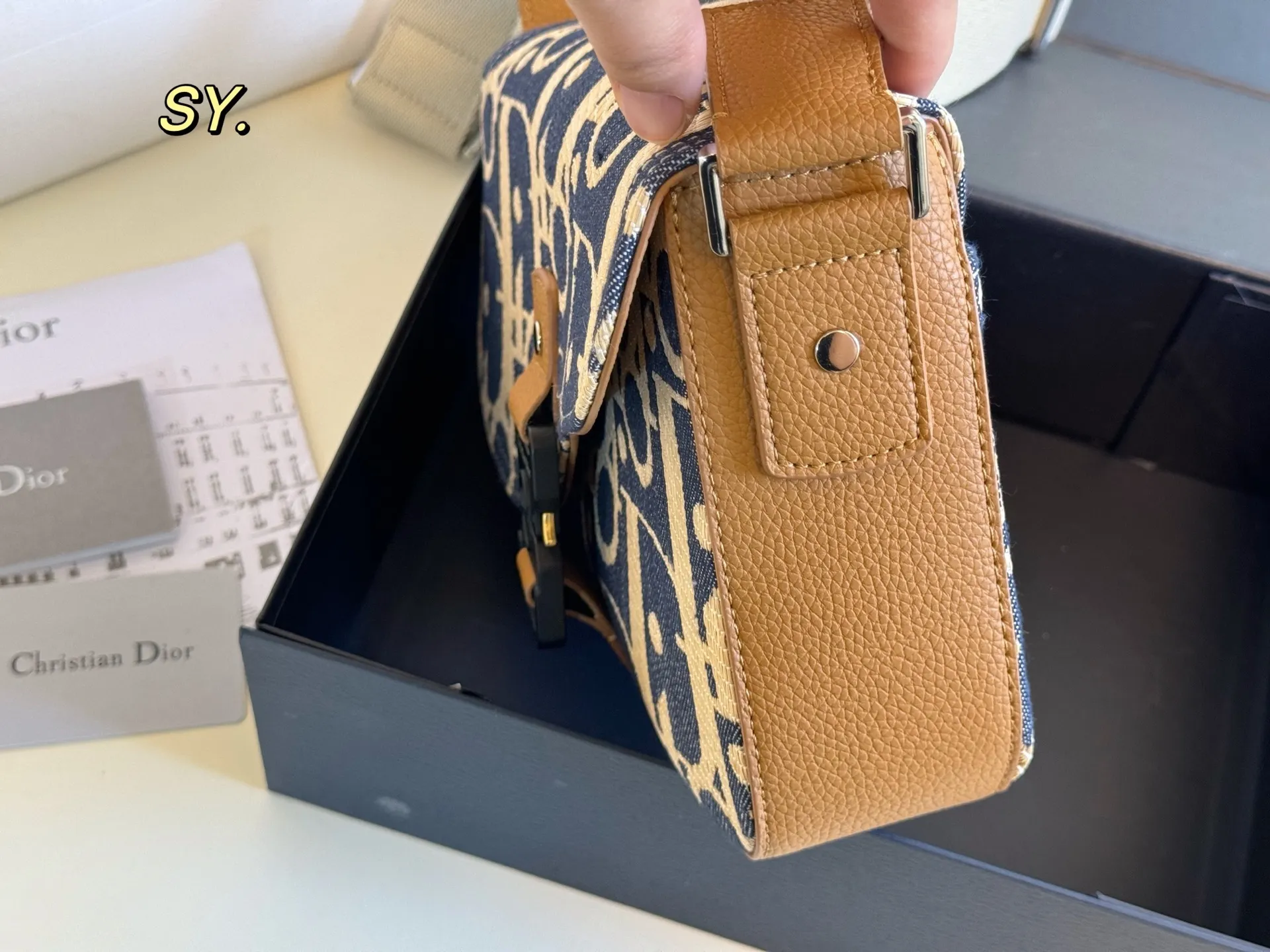 P180(折叠盒) size:23×19 DIOR 迪奥新款牛仔马鞍信使包💕 马鞍与信使元素相结合的斜挎包, 可调节肩带,🉑️肩背或斜挎, 实用率非常高,可搭配休闲和商务!