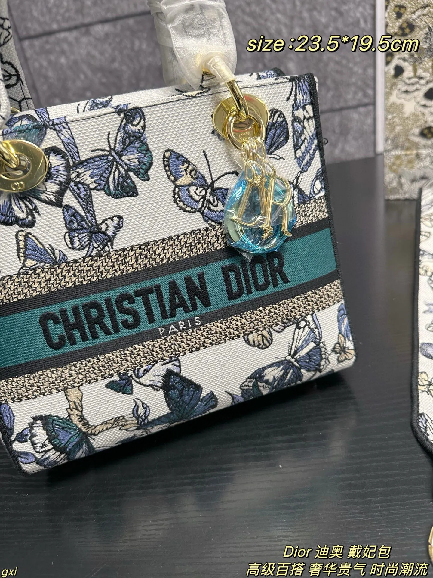 P280配盒 Dior 迪奥 戴妃包 Lady刺绣蝴蝶系列，精美的刺绣，经典的设计，让整个包非常亮眼，大容量的设计 ，凹造型神器，超级复古的，容量也是妥妥的，各种杂物往里面丢就好了，仙气满满的刺绣托特，打造轻松休闲的vibe 尺寸：23.5*19.5cm