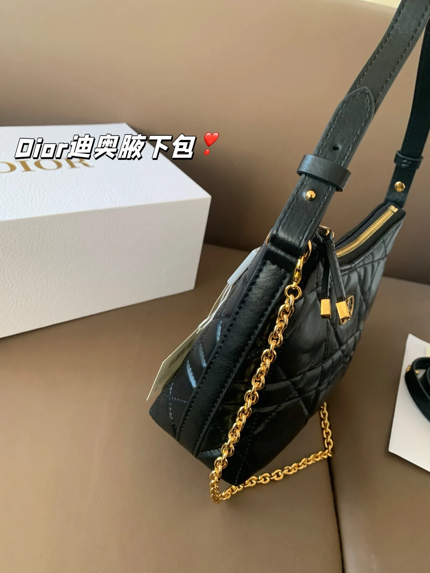 P175 配折叠盒子 Dior新款-迪奥之爱链条手袋!时尚现代而不失实用功能。CD标志,搭配一个拉链隔层,可收纳各种日常用品。百搭款式,搭配可调节、可拆卸的皮革肩带和顶部手柄,另带有可拆卸链条,可肩背或斜挎,是日常或晚装造型的理想之选。 尺寸:19*14