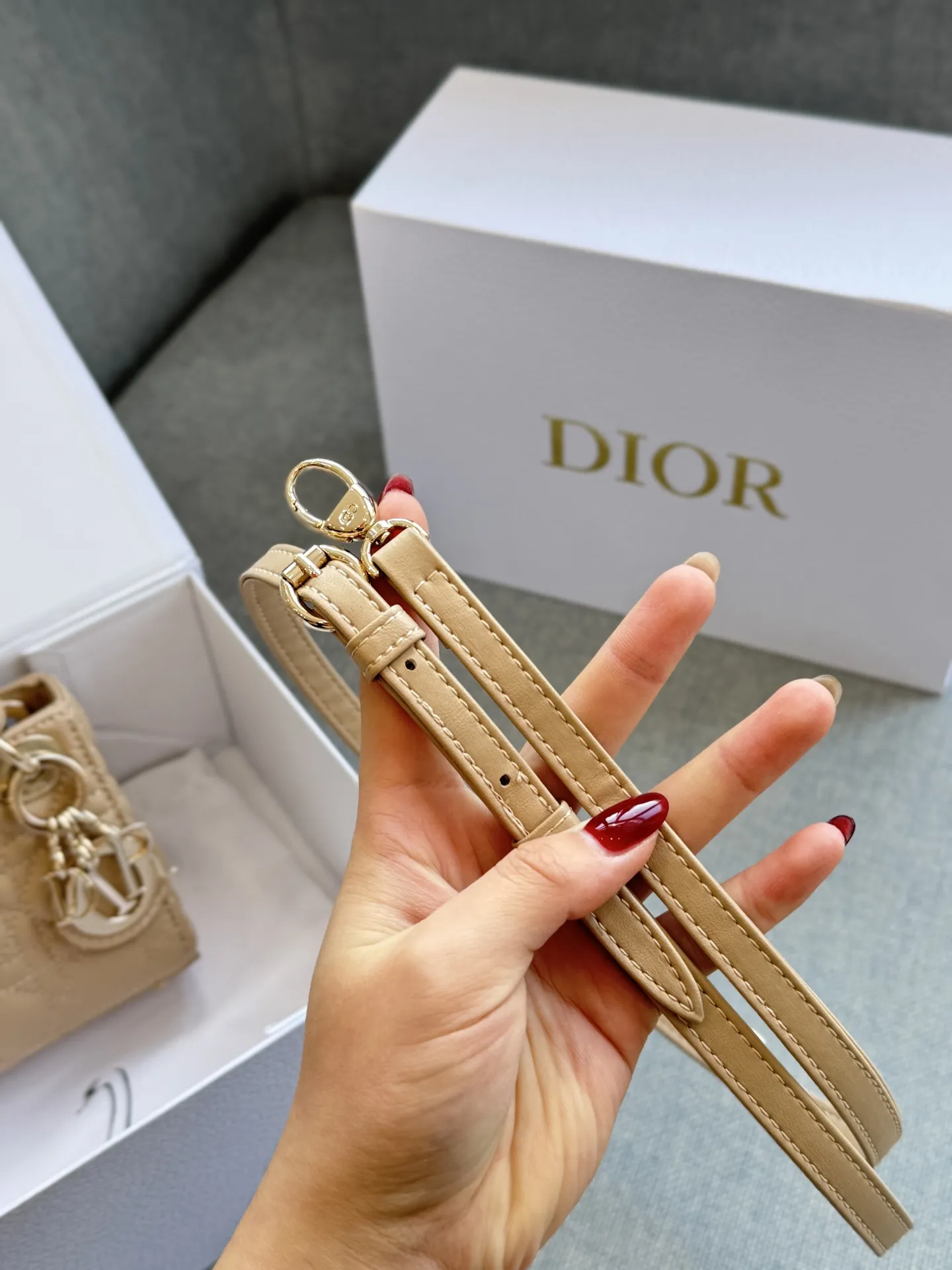 超迷你三格💰160 全套礼盒 size：12&times;11 DIOR迪奥 Lady Dior 藤格纹 戴妃包手提包 自带高级感， 羊皮纹戴妃的美谁懂 很精致很显气质 完全是人间富贵花本花🌹