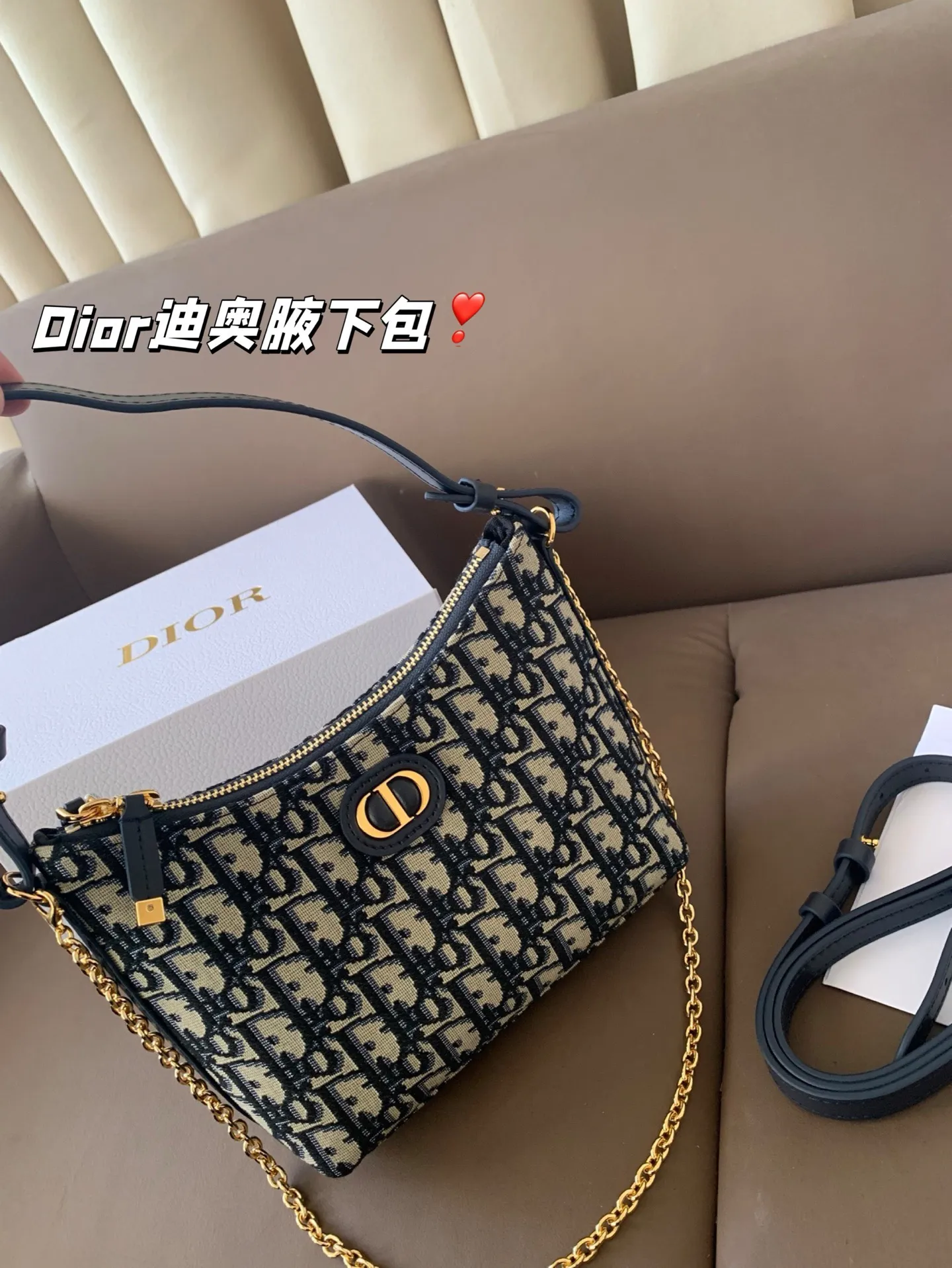 P175 配折叠盒子 Dior新款-迪奥之爱链条手袋!时尚现代而不失实用功能。CD标志,搭配一个拉链隔层,可收纳各种日常用品。百搭款式,搭配可调节、可拆卸的皮革肩带和顶部手柄,另带有可拆卸链条,可肩背或斜挎,是日常或晚装造型的理想之选。 尺寸:19*14