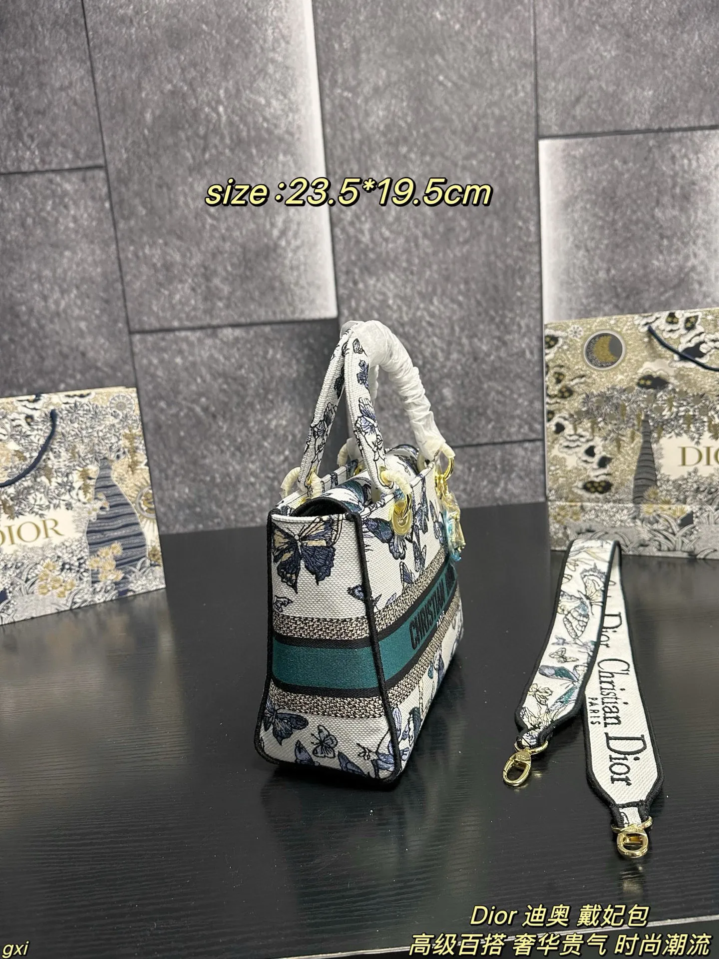 P280配盒 Dior 迪奥 戴妃包 Lady刺绣蝴蝶系列,精美的刺绣,经典的设计,让整个包非常亮眼,大容量的设计 ,凹造型神器,超级复古的,容量也是妥妥的,各种杂物往里面丢就好了,仙气满满的刺绣托特,打造轻松休闲的vibe 尺寸:23.5*19.5cm