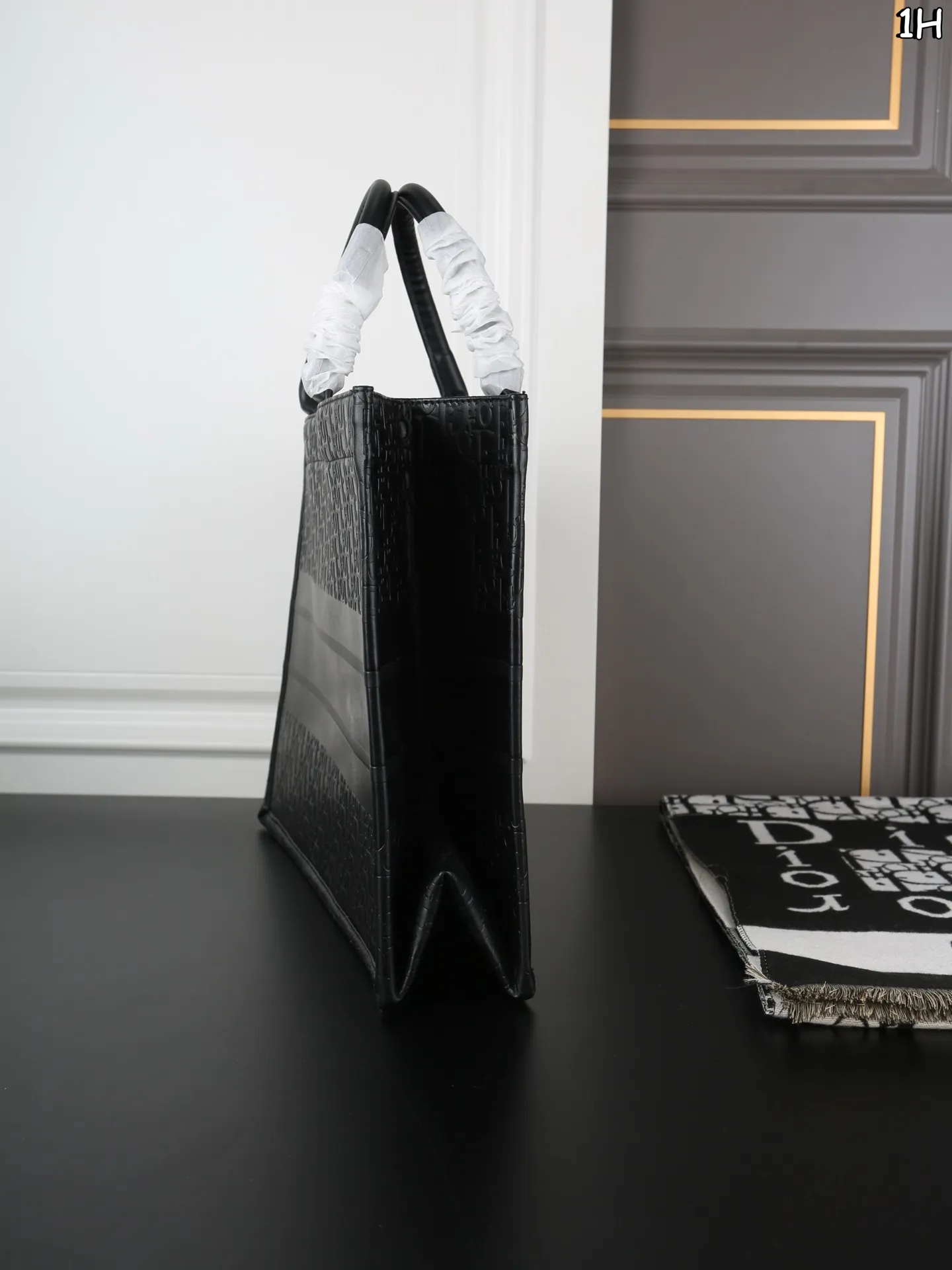 P150 DIOR迪奥 托特包➕围巾➕钱包 装书本装笔记本苹果电脑没压力 日常背也特别百搭 容量就更加无敌大 比经典款布织的面料还要特别，不易撞款 尺寸：41&times;31/20&times;11