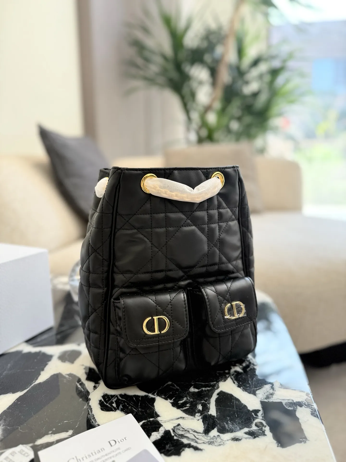 p305 原版牛皮 Dior 这两季的全新包型,从单肩包到双肩包 分别来自 25秋冬、26早春系列 的四款手袋,单肩包、双肩包都挺百搭实用。 只是 Voyage 有点幻视 Givenchy,D-Dream 有点形似香的 25。