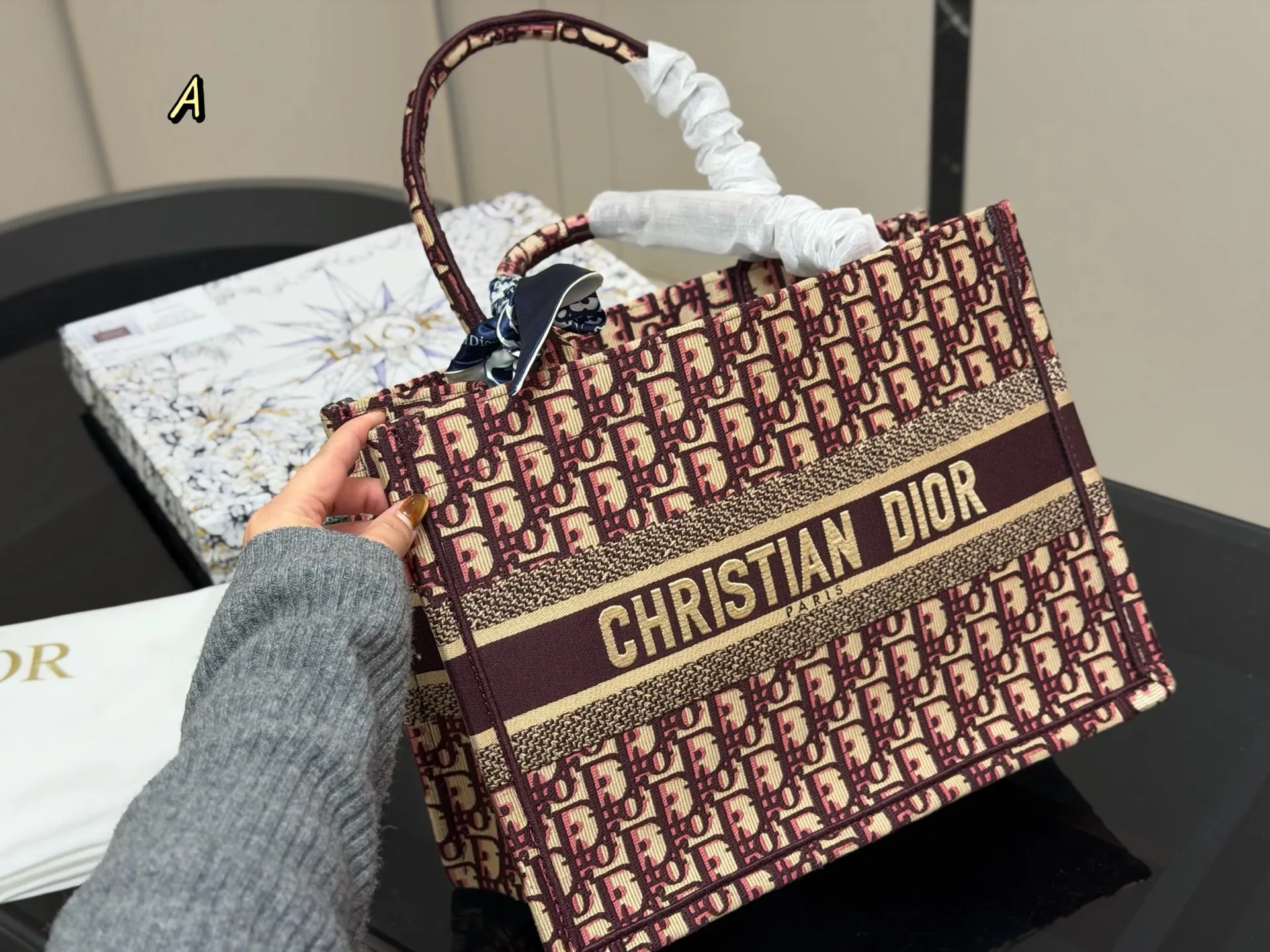 ¥180 配盒丝巾 Dior 原版布提花 Dior book tote今年最喜欢的一款购物袋 tote我用的次数最多的包 迪奥因为容量超级大 不管什么东西都向里面放 当然凹造型也是必须有 尺寸:中号36cm